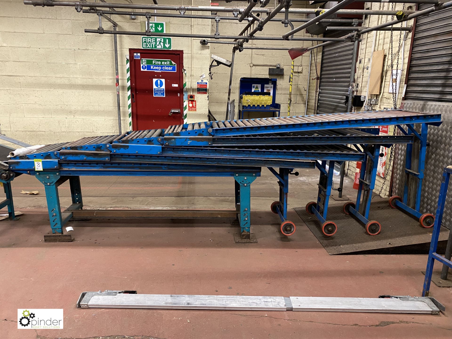 Manual extending gravity fed Roller Conveyor, 600mm roller width, closed length 4m (on ground - Image 2 of 4