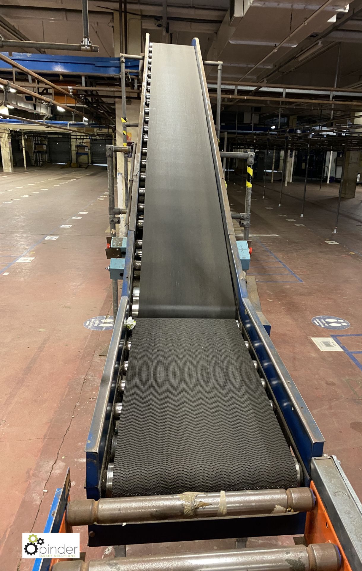 Powered inclined Belt Conveyor, 5.5m long, 2.7m high, 450mm belt width (on ground floor) - Image 2 of 6