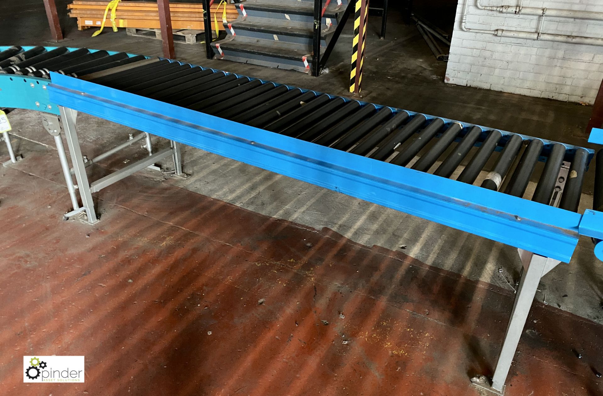 Powered inclined Belt Conveyor, 4200mm long, 2200mm high, 600mm belt width, with 2 lengths roller - Image 4 of 9