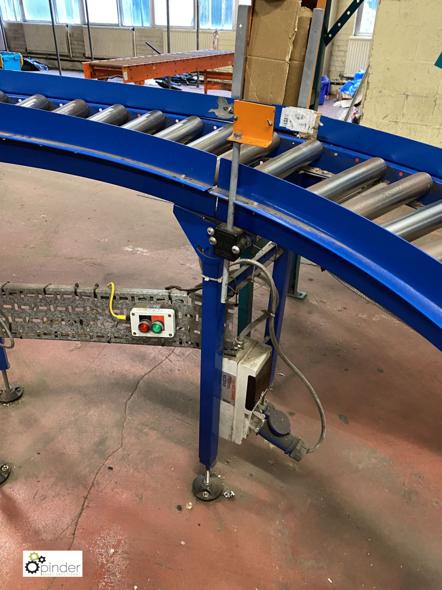 Powered 180° inclined Roller Conveyor, 400mm roller width, 1100mm height to 800mm high (on ground - Image 4 of 5