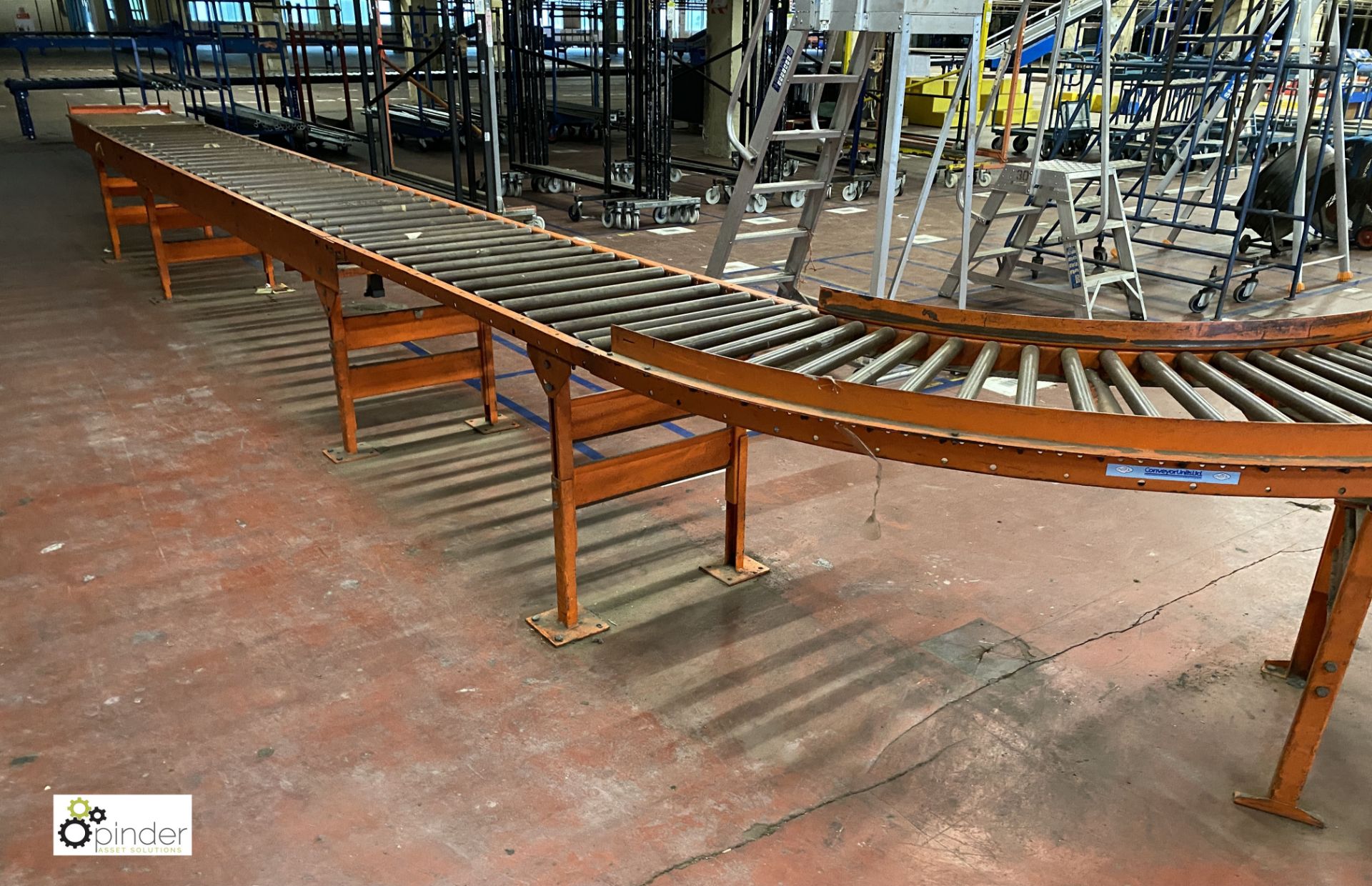 Length gravity fed Roller Conveyor, 16.5m long, 90° curved, 6m long, 550mm roller width (on ground - Image 6 of 10