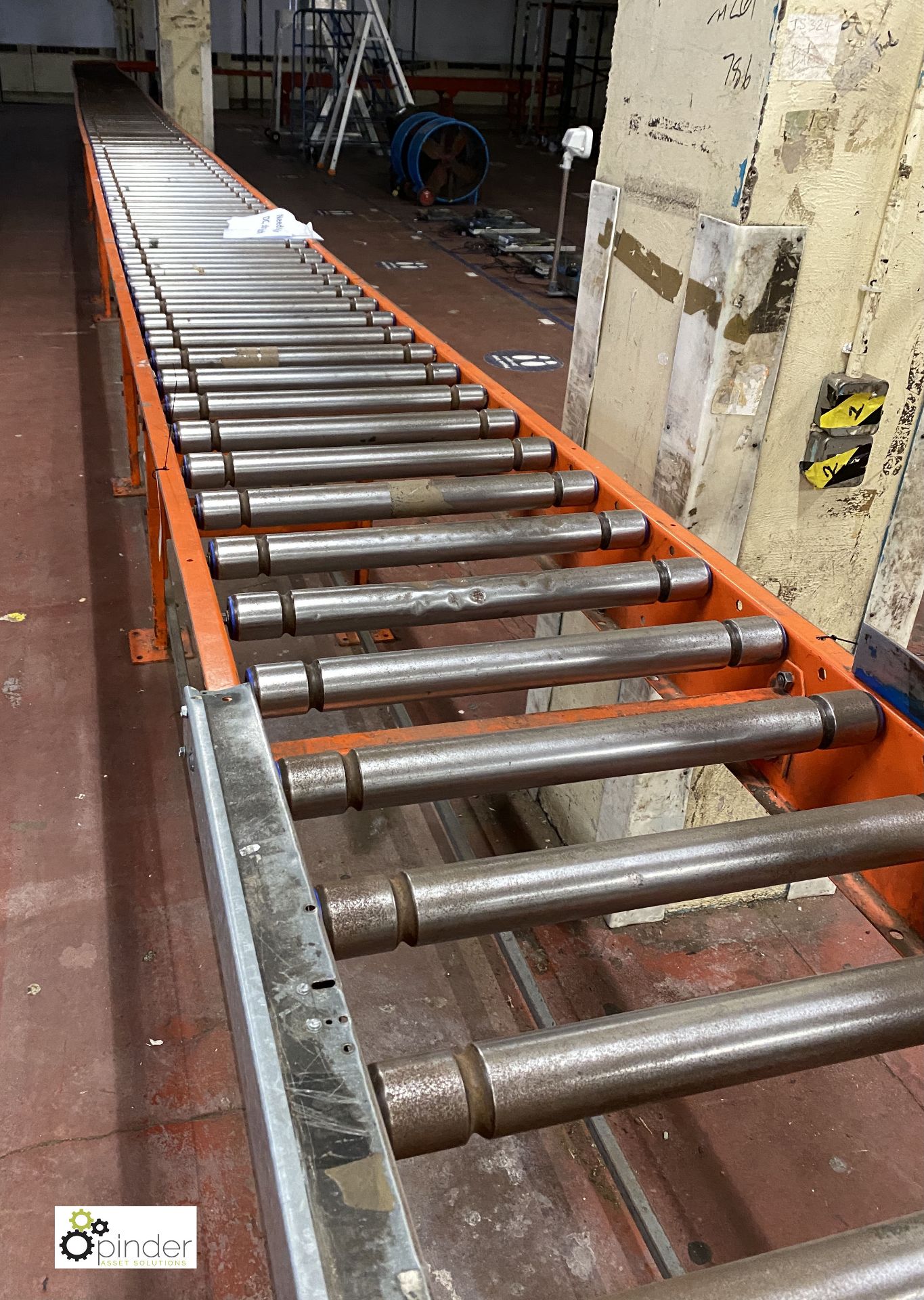 Length gravity fed Roller Conveyor, 16.5m long, 90° curved, 6m long, 550mm roller width (on ground - Image 3 of 10