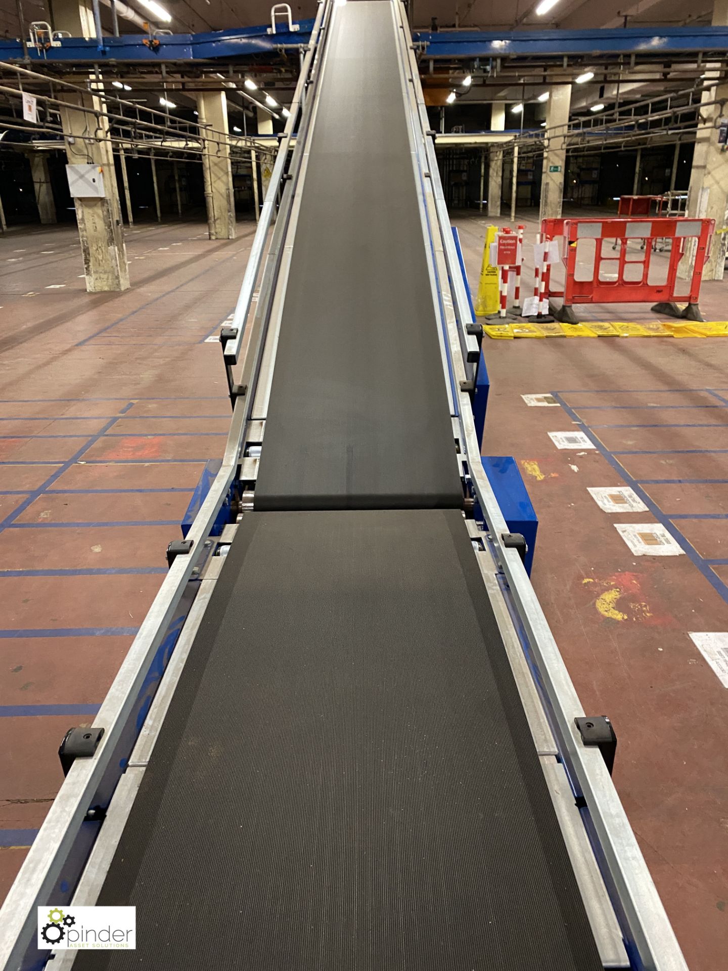 Powered inclined Belt Conveyor, 7.7m long, 2.7m high, 450mm belt width, recently installed (on - Image 4 of 9