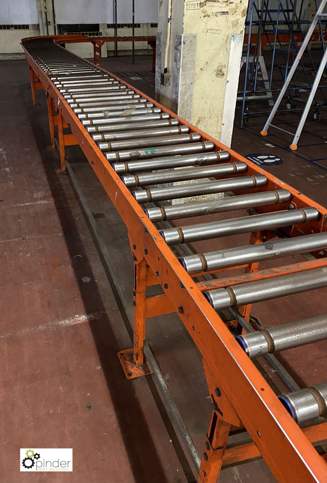 Length gravity fed Roller Conveyor, 16.5m long, 90° curved, 6m long, 550mm roller width (on ground - Image 4 of 10