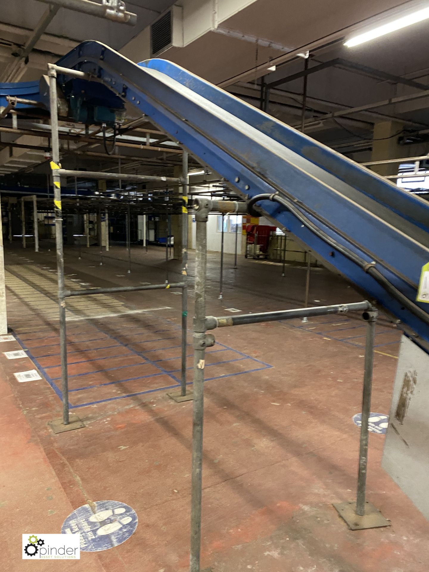 Powered inclined Belt Conveyor, 5.5m long, 2.7m high, 450mm belt width (on ground floor) - Image 3 of 6