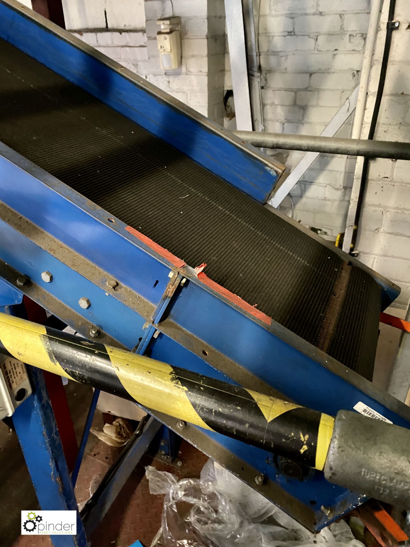 Powered inclined Belt Conveyor, 4300mm x 480mm (please note the purchaser will need to provide a - Image 4 of 6