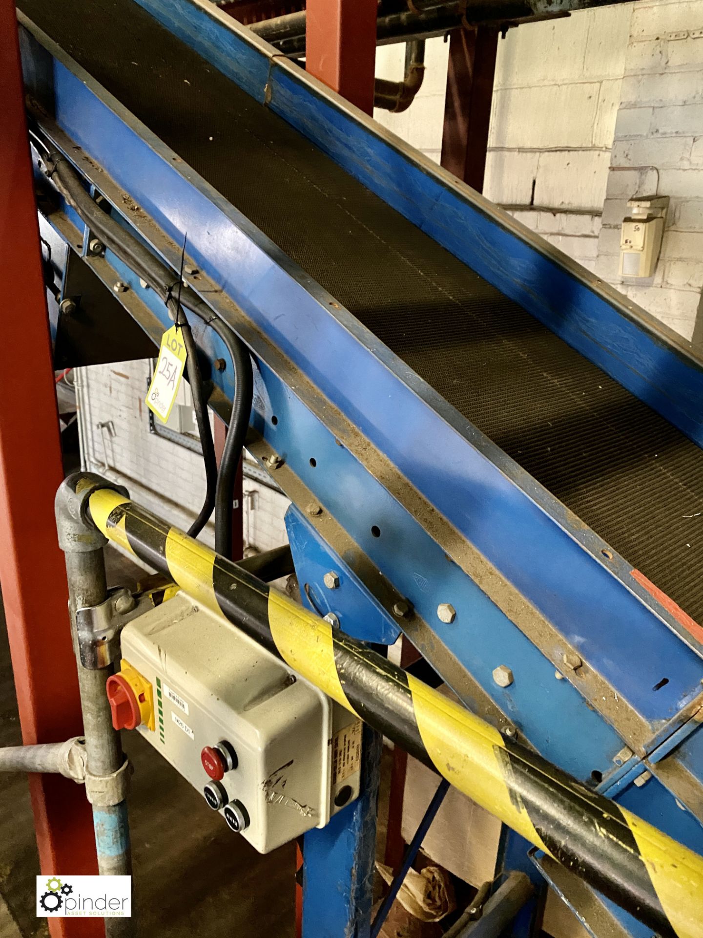 Powered inclined Belt Conveyor, 4300mm x 480mm (please note the purchaser will need to provide a - Image 5 of 6