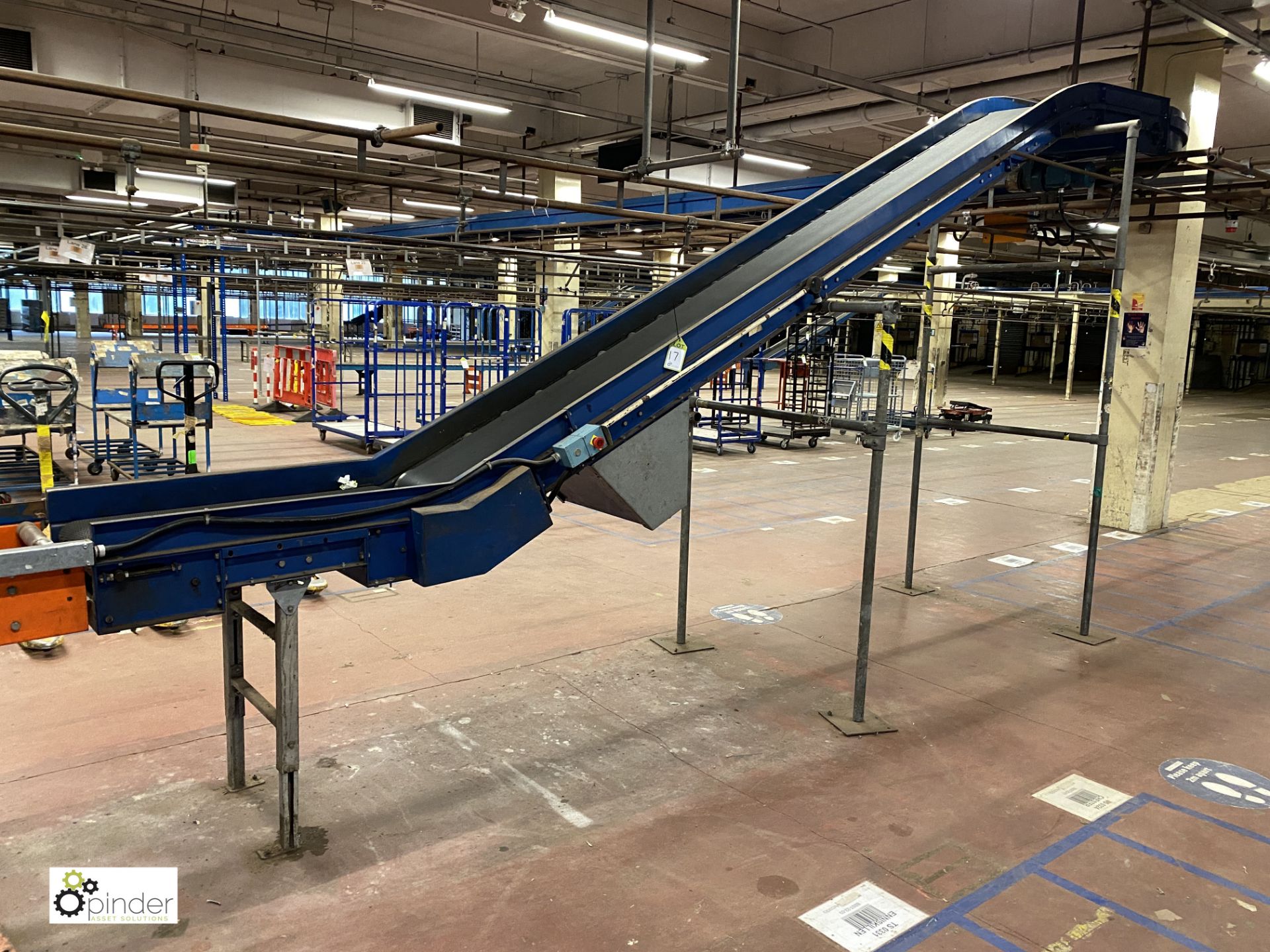 Powered inclined Belt Conveyor, 5.5m long, 2.7m high, 450mm belt width (on ground floor) - Image 5 of 6