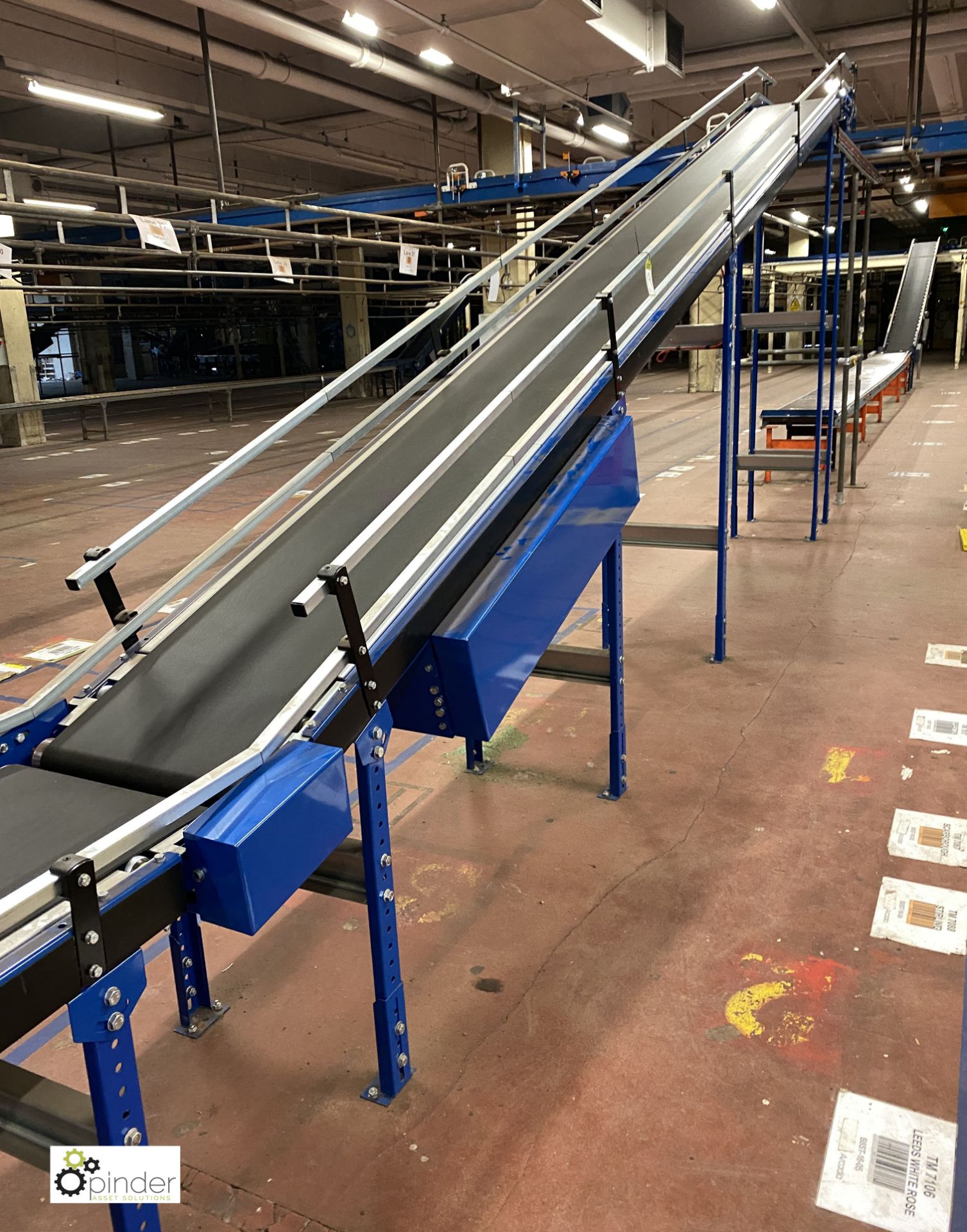 Powered inclined Belt Conveyor, 7.7m long, 2.7m high, 450mm belt width, recently installed (on - Image 3 of 9