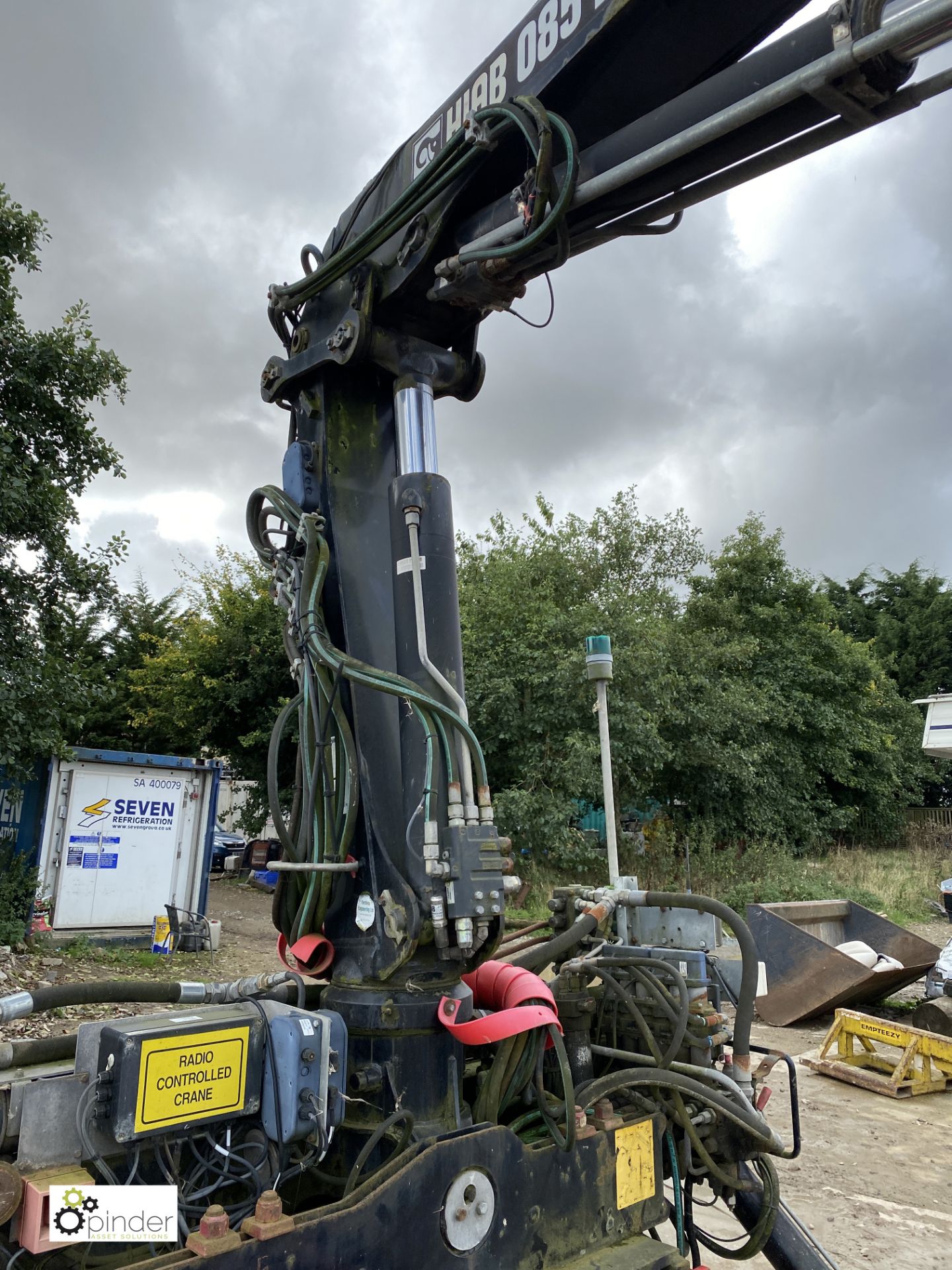 Chassis mounted tracked Hiab 085E-2 Crane, year 2005, serial number 4743, 4000kg max lift, radio - Image 7 of 22