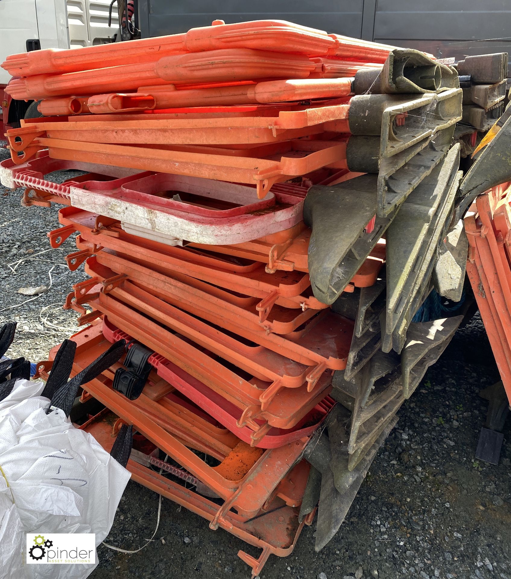 Large quantity plastic Barriers - Image 6 of 6