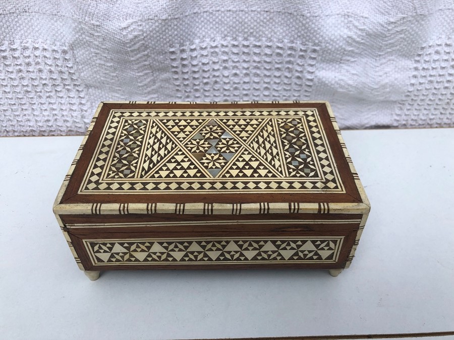 Oriental Ivory Inlaid Mother Of Pearl Indian Music Box