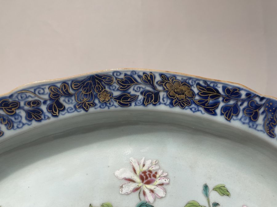 Chinese 18th Century Export Oval Platter Enamelled Decoration On Underglaze blue with Peacocks - Image 5 of 8