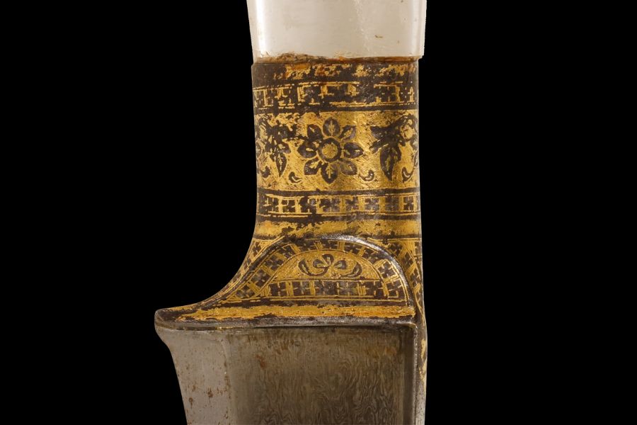 AN 18TH CENTURY GOLD & RUBY INDIAN MUGHAL ROCK CRYSTAL HORSE HEAD DAGGER (PESHKABZ) - Image 3 of 4