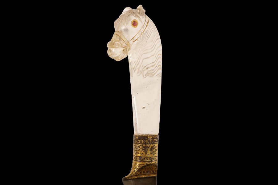 AN 18TH CENTURY GOLD & RUBY INDIAN MUGHAL ROCK CRYSTAL HORSE HEAD DAGGER (PESHKABZ) - Image 2 of 4