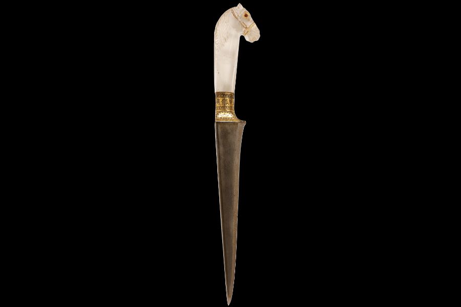 AN 18TH CENTURY GOLD & RUBY INDIAN MUGHAL ROCK CRYSTAL HORSE HEAD DAGGER (PESHKABZ) - Image 4 of 4