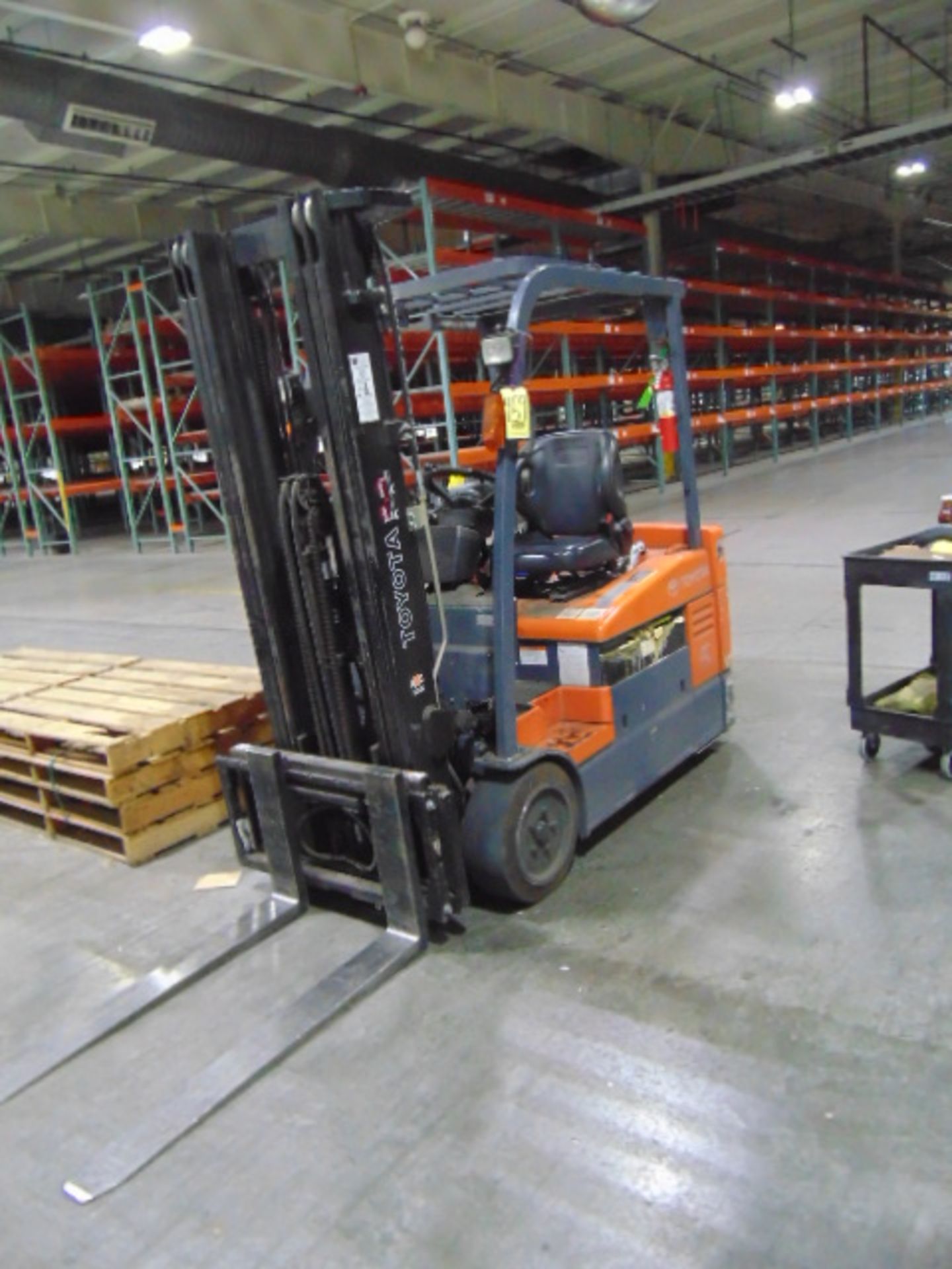 ELECTRIC FORKLIFT, TOYOTA 4,000 LB. BASE CAP. MDL. 7FBEU20, 3,450 lb. cap. @ 24” load center, 189”