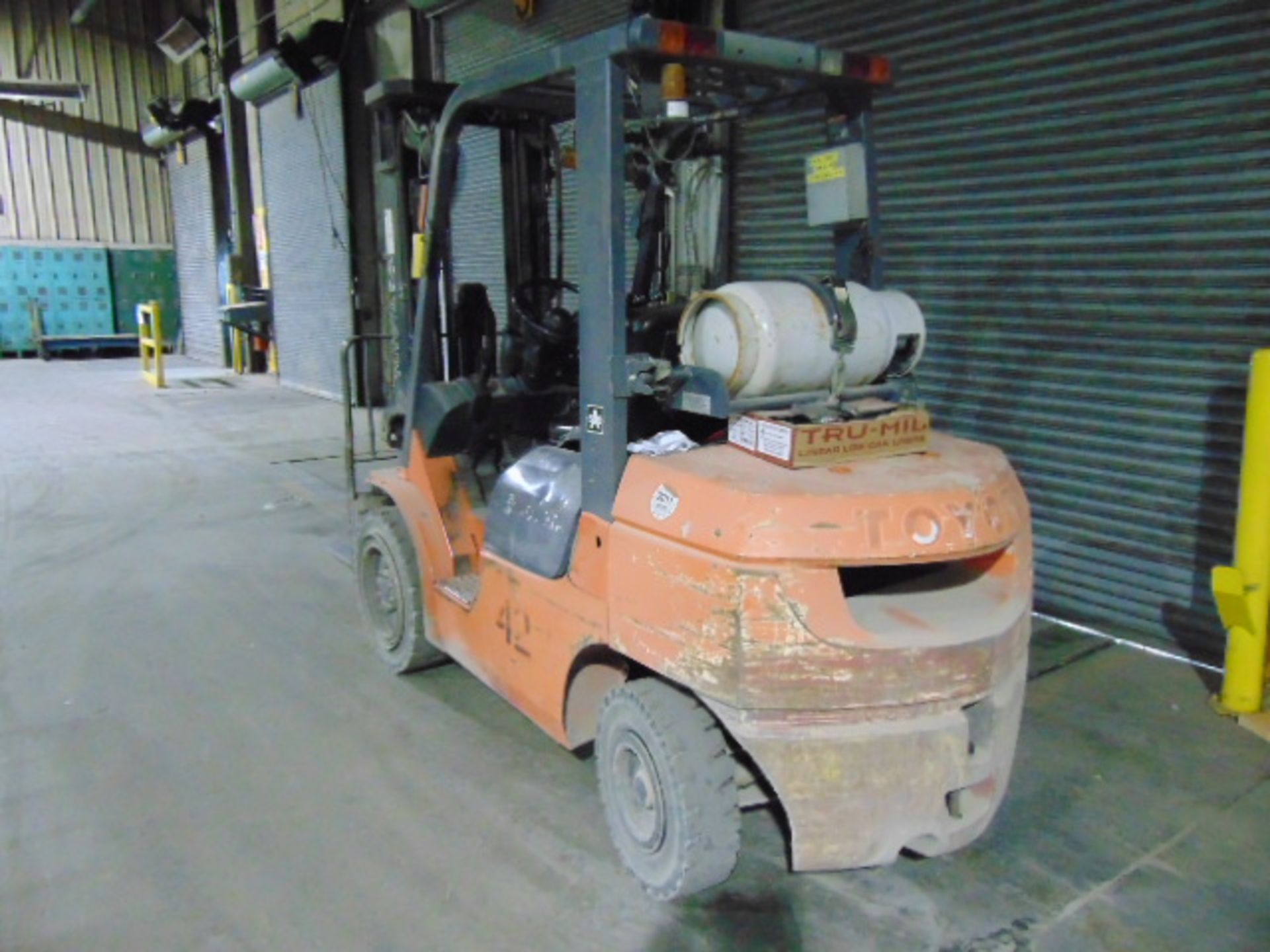 FORKLIFT, TOYOTA 6,000 LB. MDL. 7FGCU30, new 2005, LPG, 5,600 lb. cap. as equipped, 42” forks, - Image 4 of 11