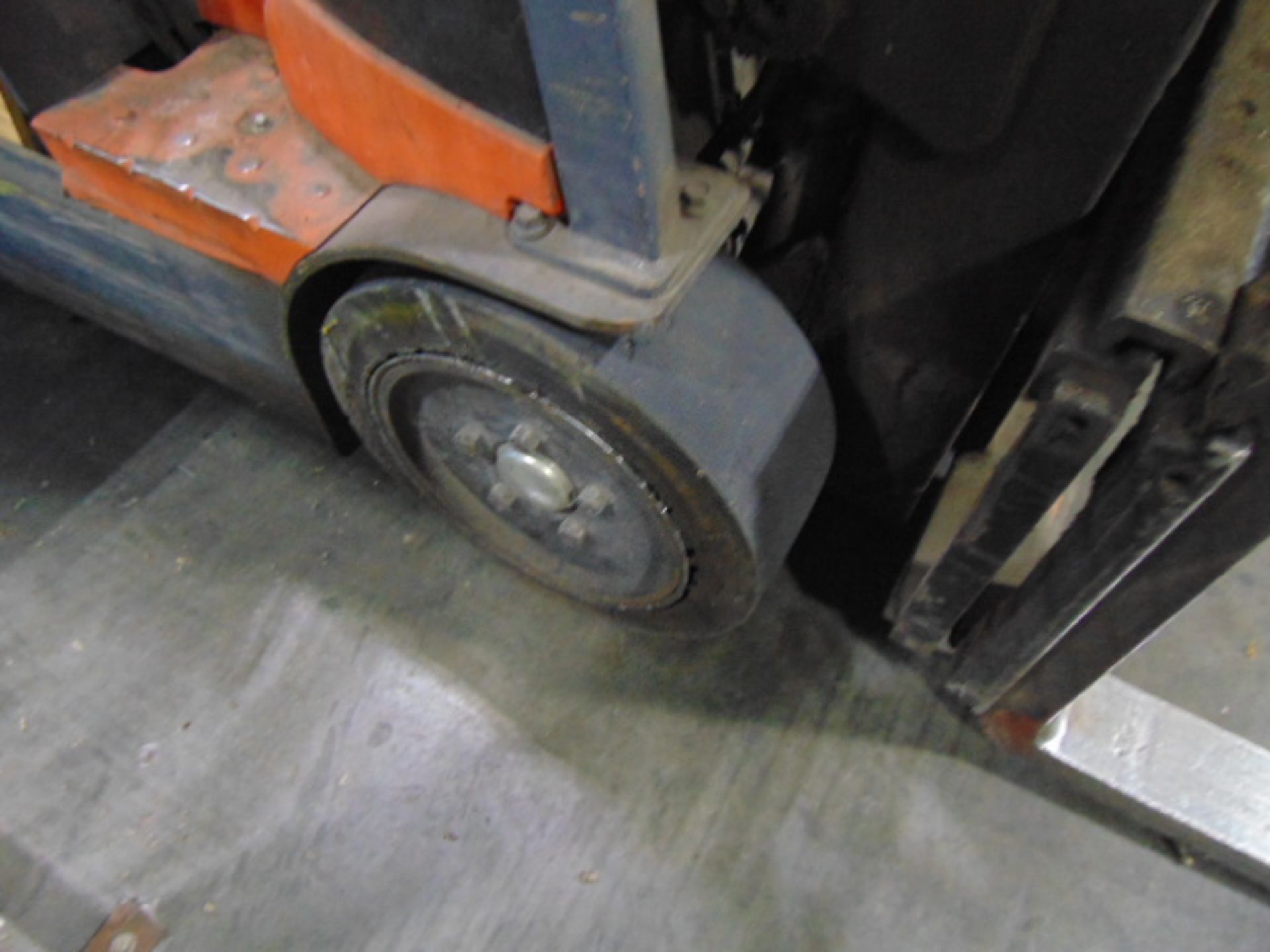 ELECTRIC FORKLIFT, TOYOTA 4,000 LB. BASE CAP. MDL. 7FBEU20, 3,450 lb. cap. @ 24” load center, 189” - Image 7 of 9