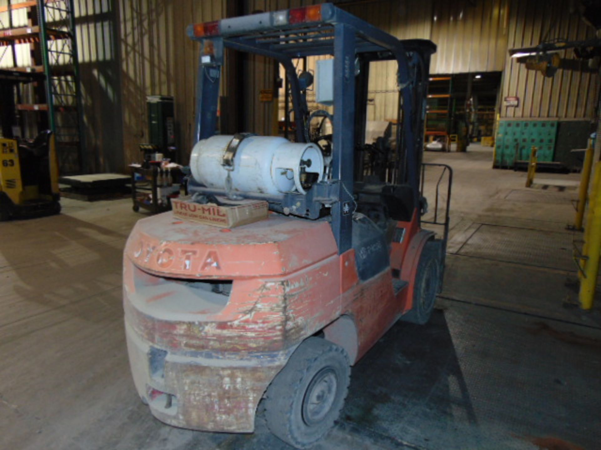 FORKLIFT, TOYOTA 6,000 LB. MDL. 7FGCU30, new 2005, LPG, 5,600 lb. cap. as equipped, 42” forks, - Image 5 of 11