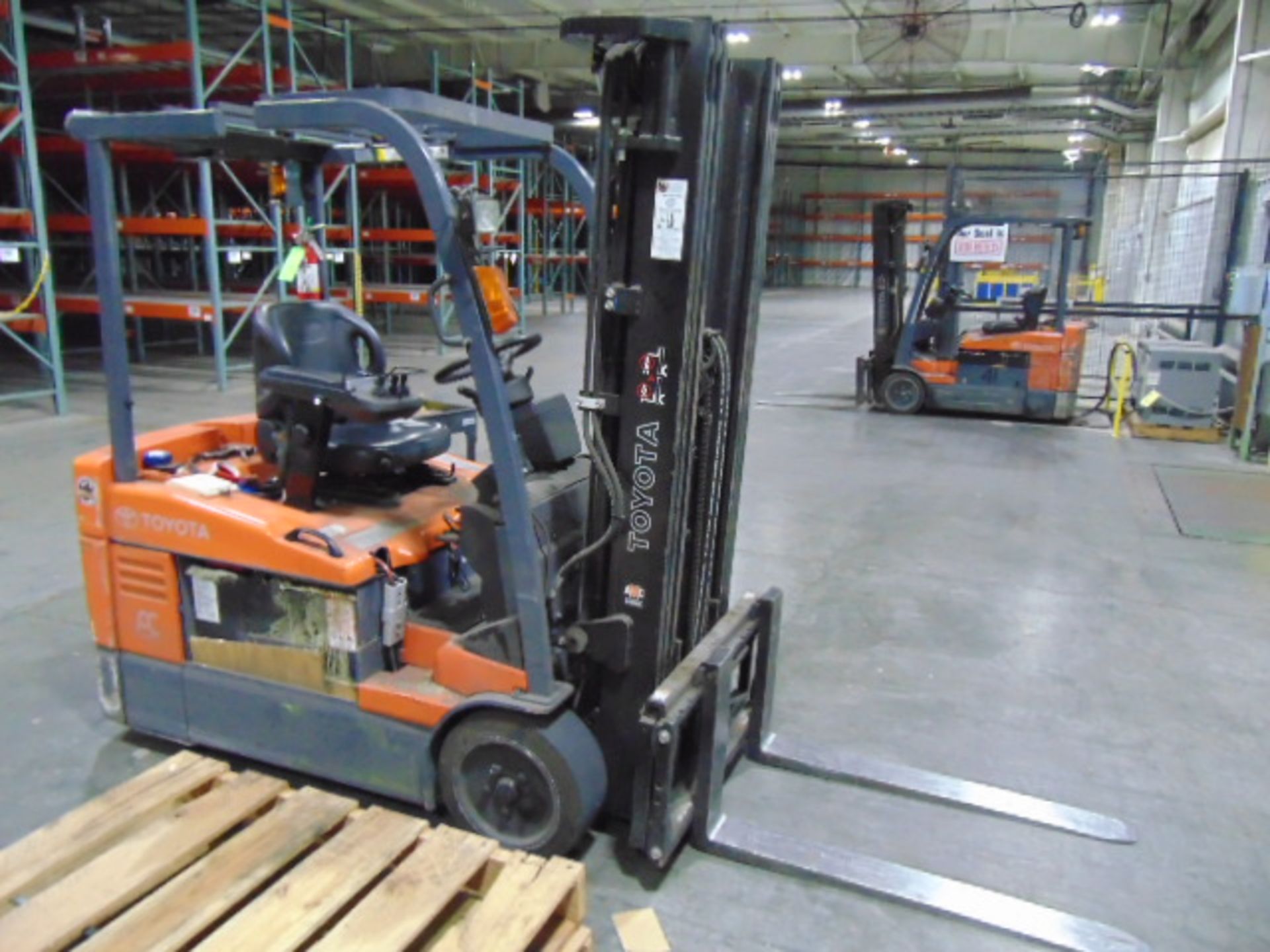 ELECTRIC FORKLIFT, TOYOTA 4,000 LB. BASE CAP. MDL. 7FBEU20, 3,450 lb. cap. @ 24” load center, 189” - Image 3 of 11