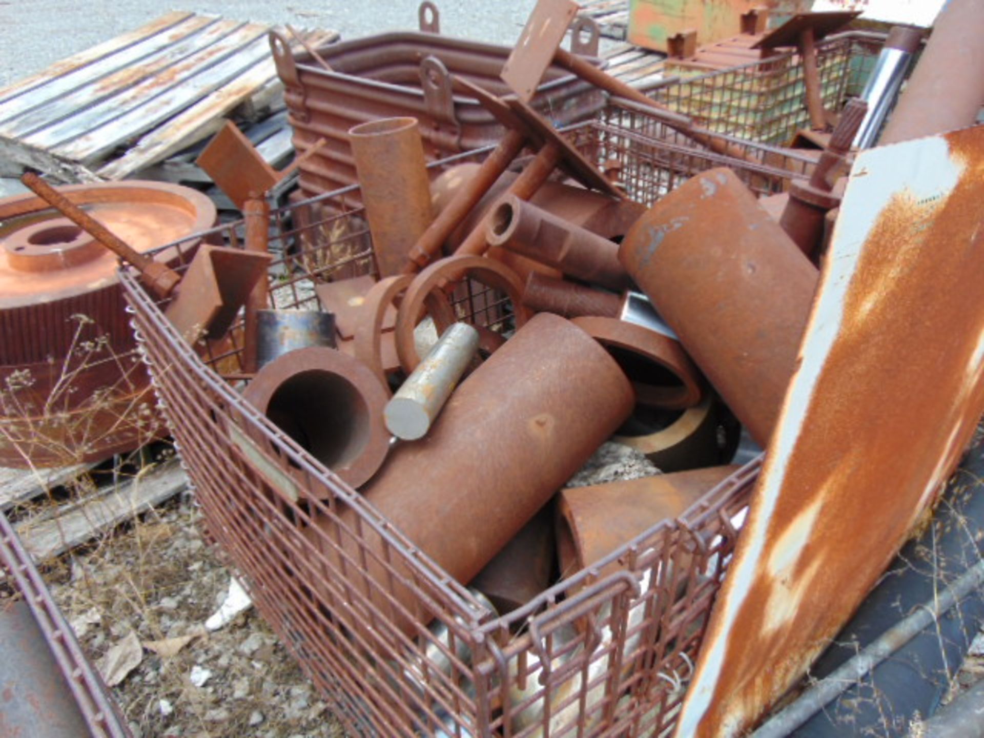 LOT CONSISTING OF: steel boxes, steel & wire baskets, assorted (in yard) - Image 5 of 7
