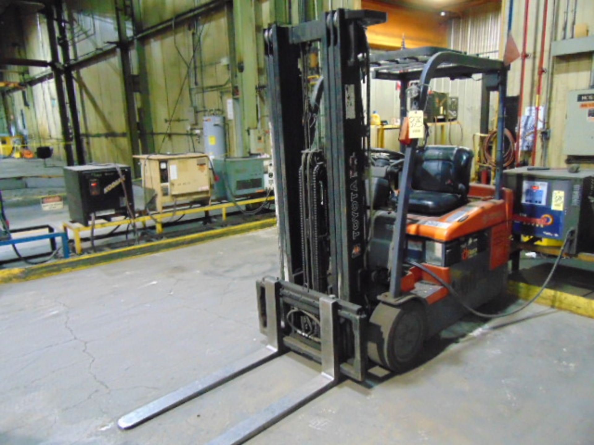 ELECTRIC FORKLIFT, TOYOTA 4,000 LB. BASE CAP. MDL. 7FBEU20, new 2010, 3,450 lb. cap. @ 24” L.C, 189”