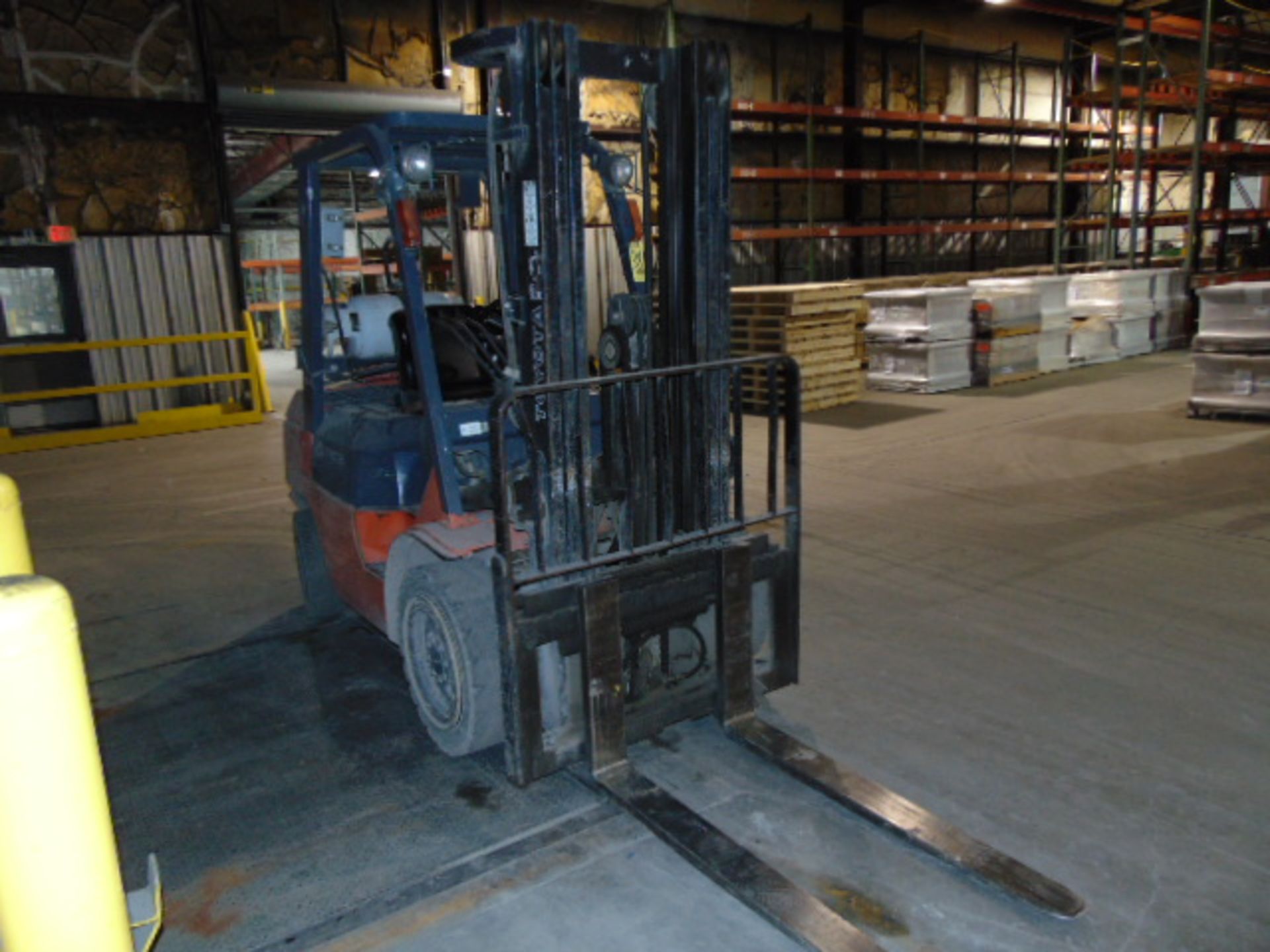 FORKLIFT, TOYOTA 6,000 LB. MDL. 7FGCU30, new 2005, LPG, 5,600 lb. cap. as equipped, 42” forks, - Image 2 of 11