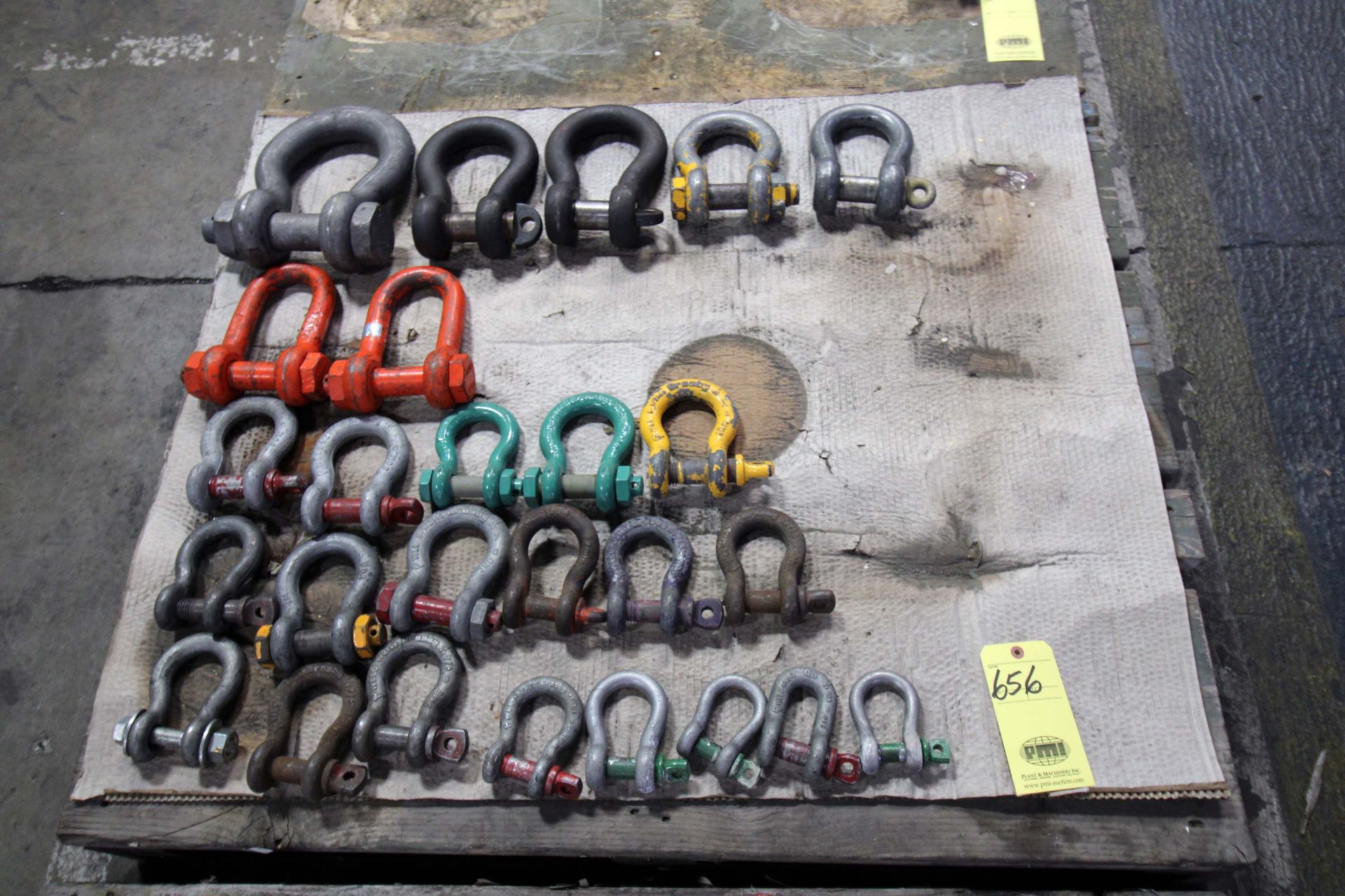 LOT OF SHACKLES (on one pallet)