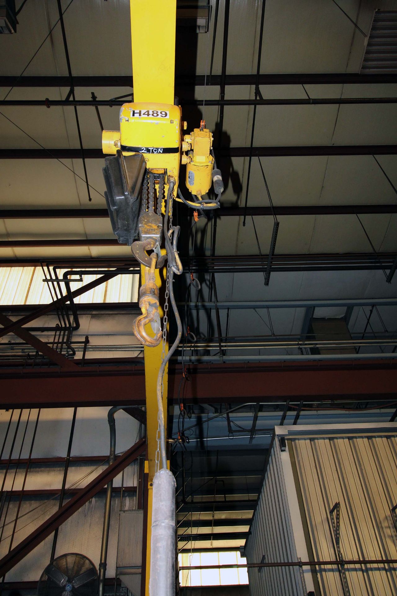 COLUMN MOUNTED JIB CRANE, 2 T. X APPROX. 20' REACH, 14' ht. under hook, 2 T. elec. chain hoist, - Image 2 of 2