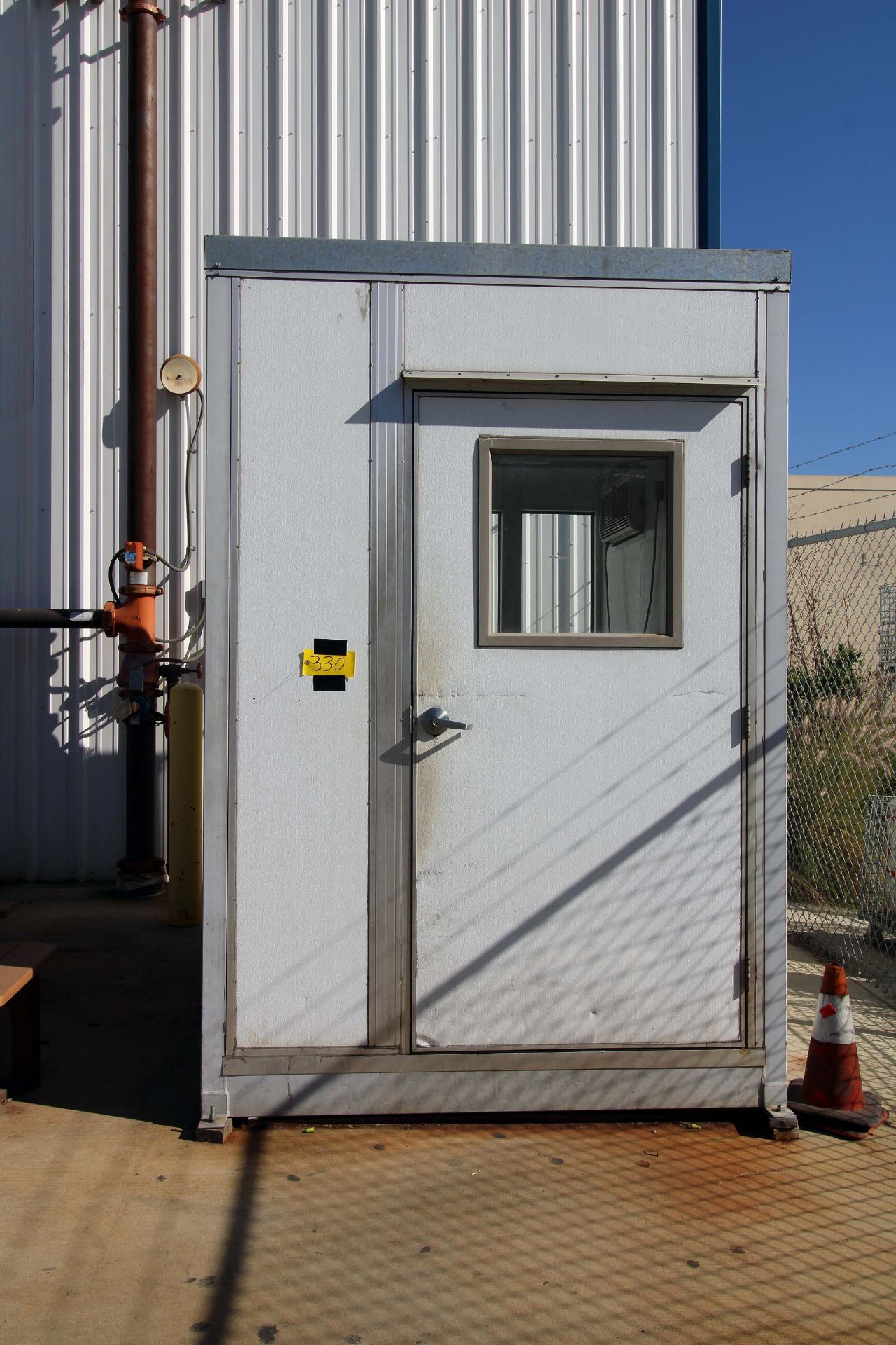 PORTABLE OUTDOOR BUILDING, 8' X 6' INTERIOR DIMS., insulated panel walls, multiple windows, entry - Image 2 of 5