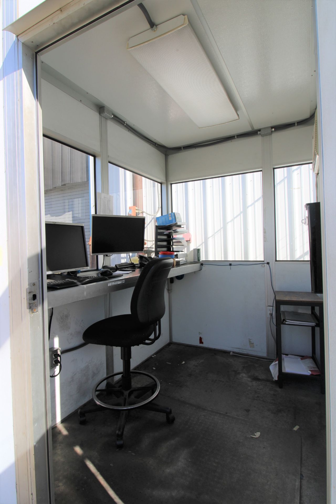 PORTABLE OUTDOOR BUILDING, 8' X 6' INTERIOR DIMS., insulated panel walls, multiple windows, entry - Image 5 of 5
