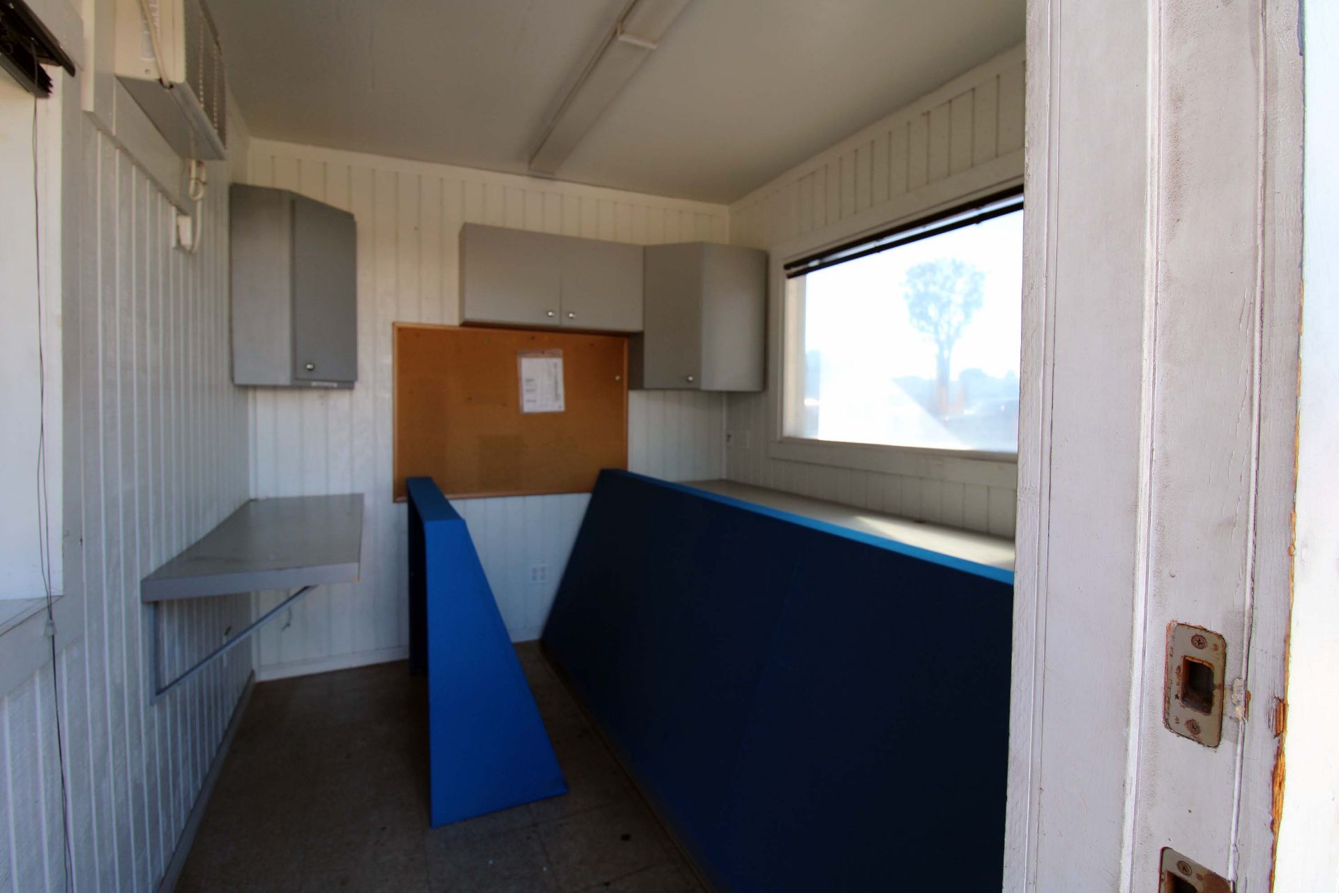 PORTABLE OUTDOOR BUILDING, 8' X 6' INTERIOR DIMS., insulated panel walls, multiple windows, entry - Image 3 of 5