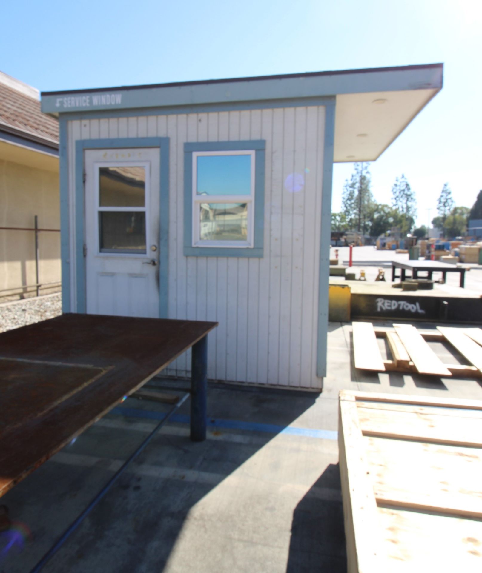 PORTABLE OUTDOOR BUILDING, 8' X 6' INTERIOR DIMS., insulated panel walls, multiple windows, entry - Image 2 of 5