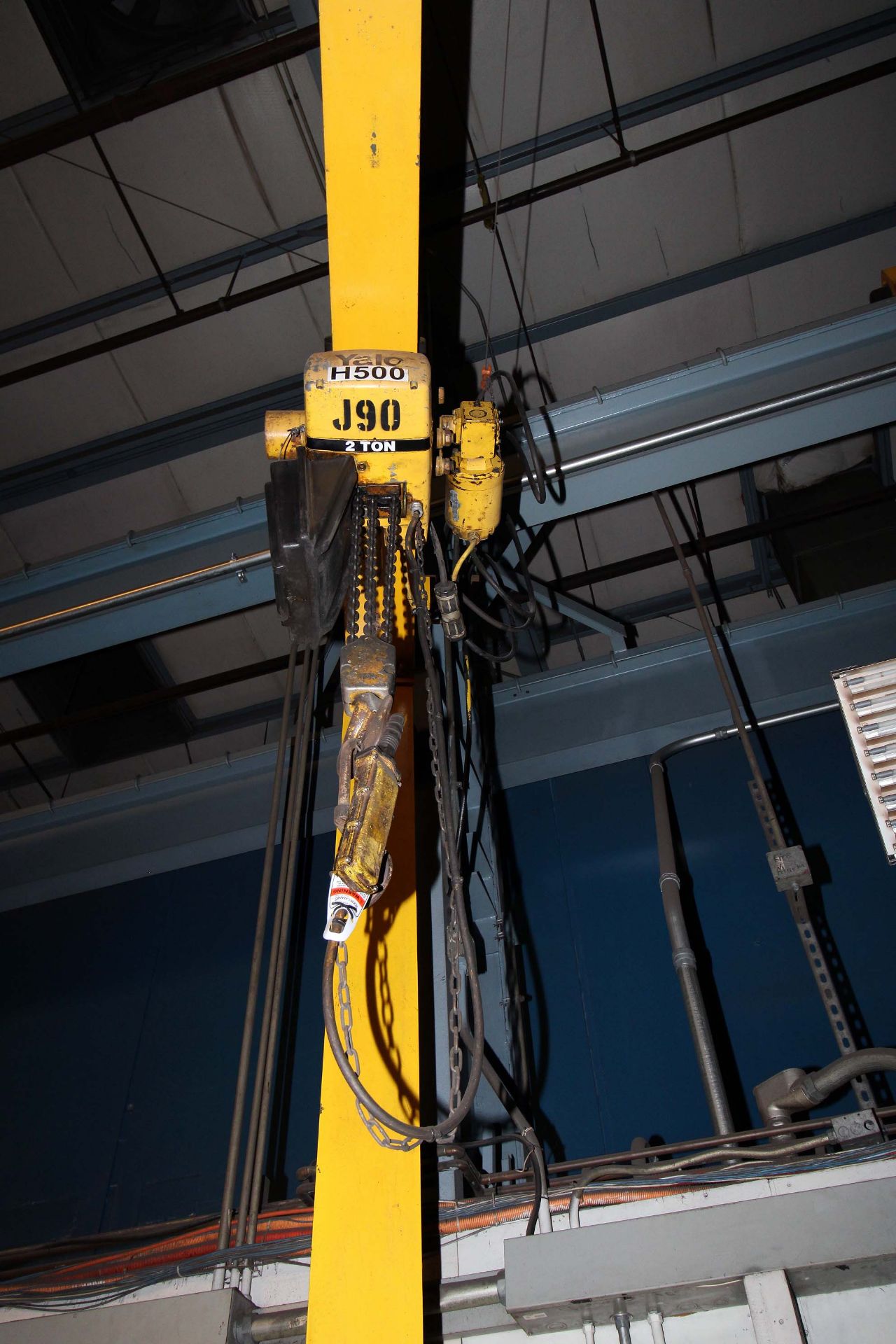 COLUMN MOUNTED JIB CRANE, 2 T. X APPROX. 20' REACH, 14' ht. under hook, Yale 2 T. elec. chain hoist, - Image 2 of 2