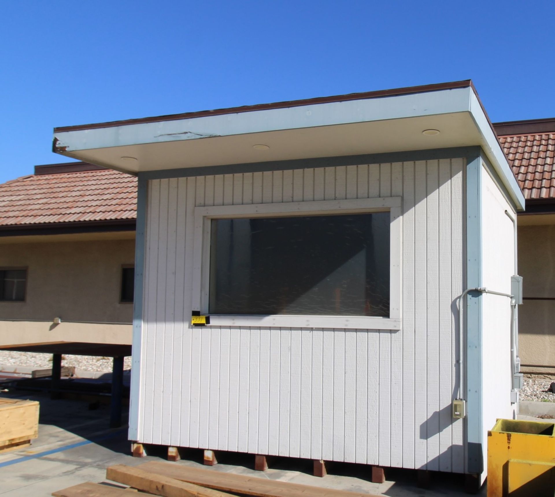 PORTABLE OUTDOOR BUILDING, 8' X 6' INTERIOR DIMS., insulated panel walls, multiple windows, entry