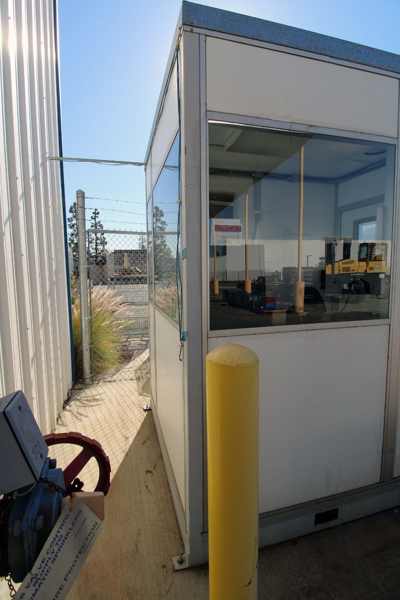 PORTABLE OUTDOOR BUILDING, 8' X 6' INTERIOR DIMS., insulated panel walls, multiple windows, entry - Image 3 of 5