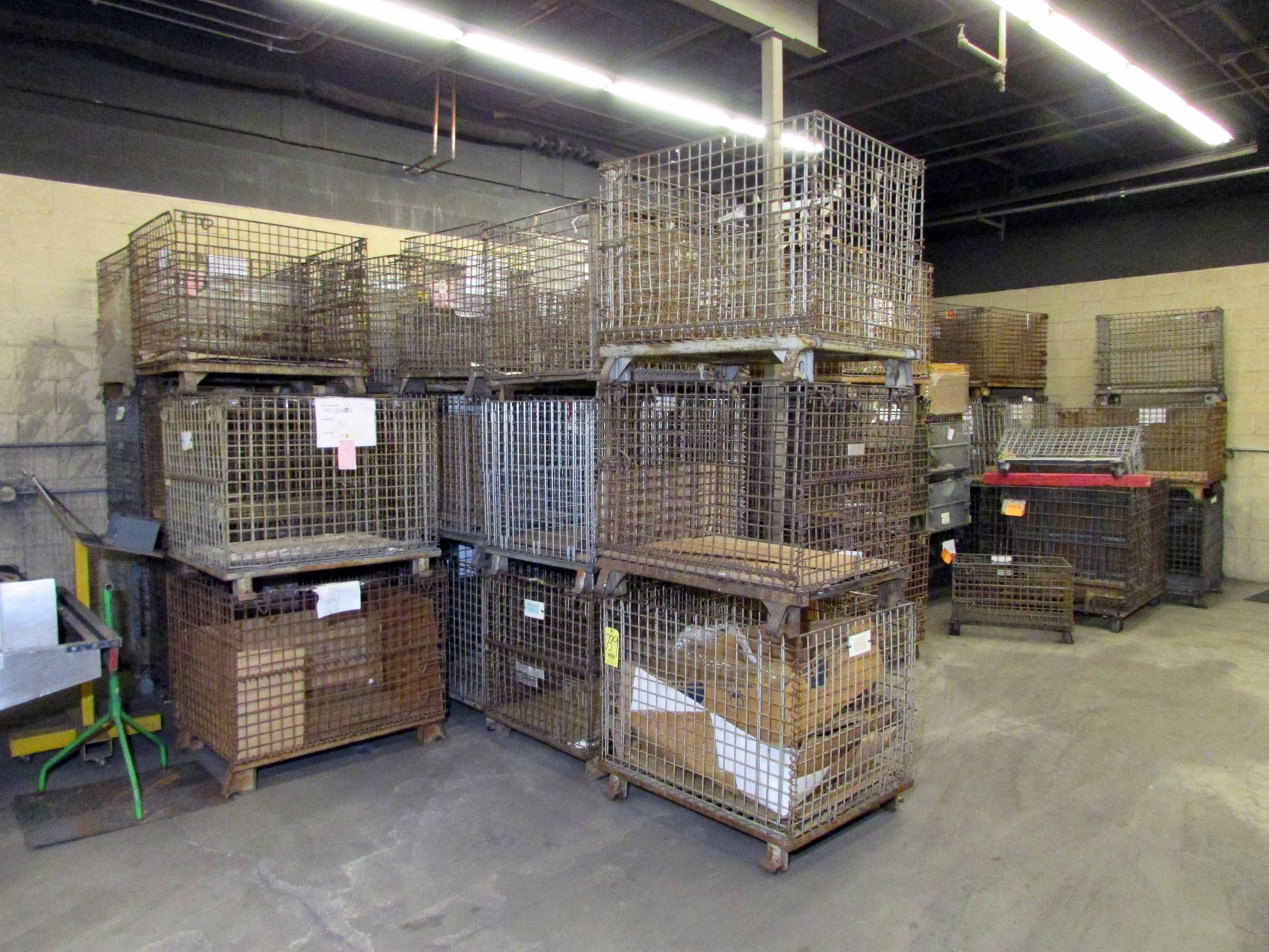 LOT OF COLLAPSIBLE WIRE BASKETS, large quantity & various sizes
