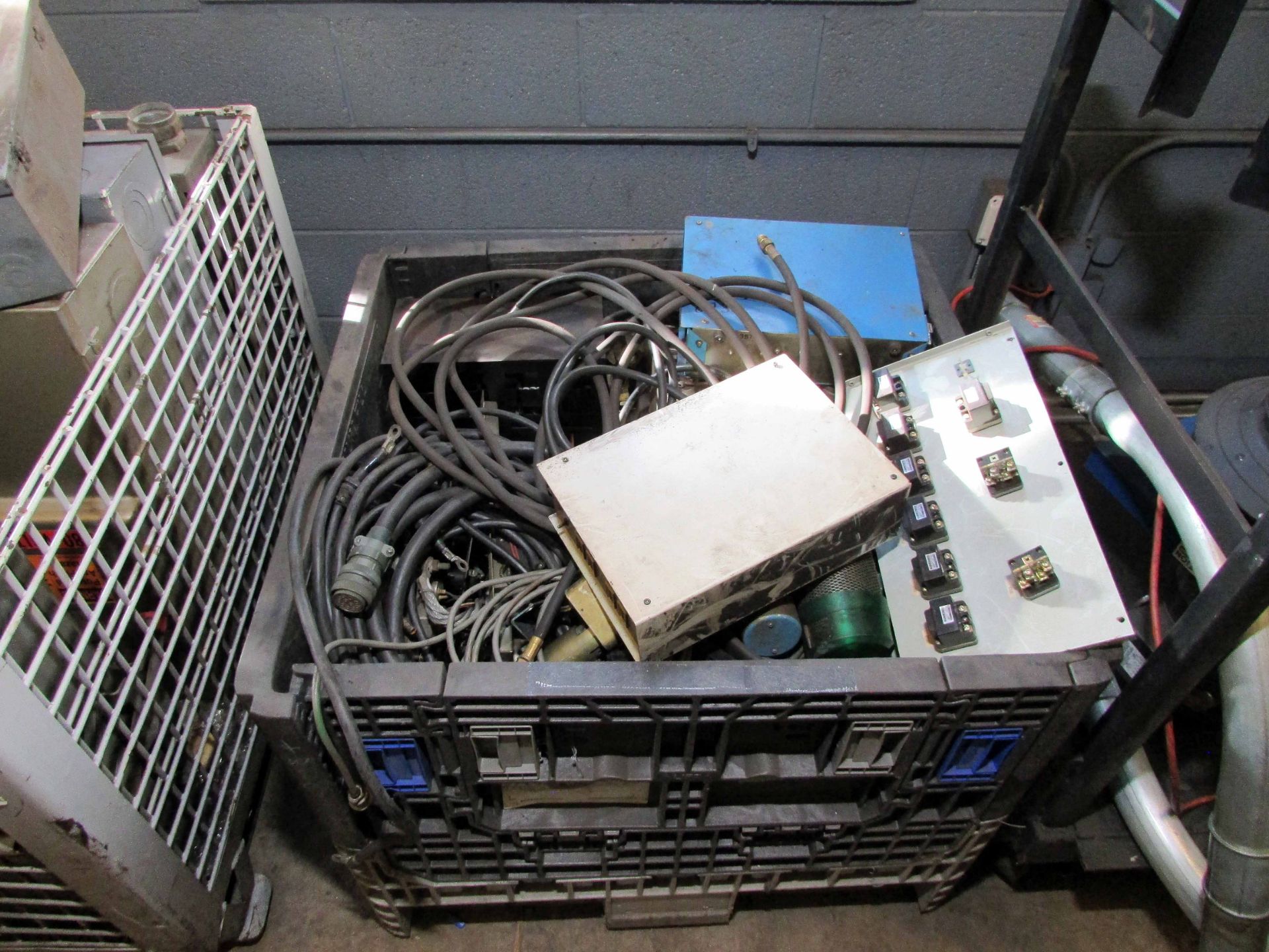 LOT OF ELECTRICAL SPARE PARTS: VFD drives, disconnect switches, transformers, etc., assorted - Image 3 of 7