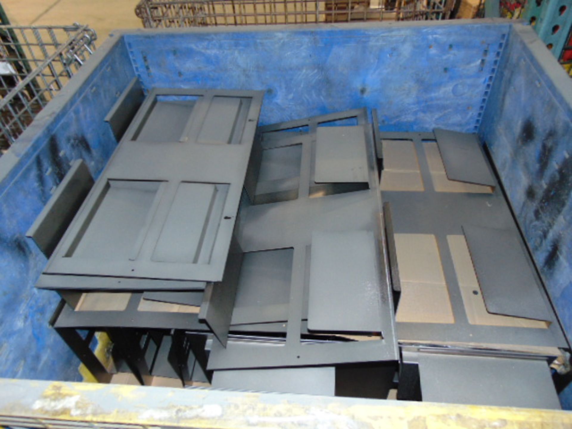 LOT CONTENTS OF PALLET RACKING SECTIONS (22) : steel parts & wire baskets (no racks) - Image 4 of 31