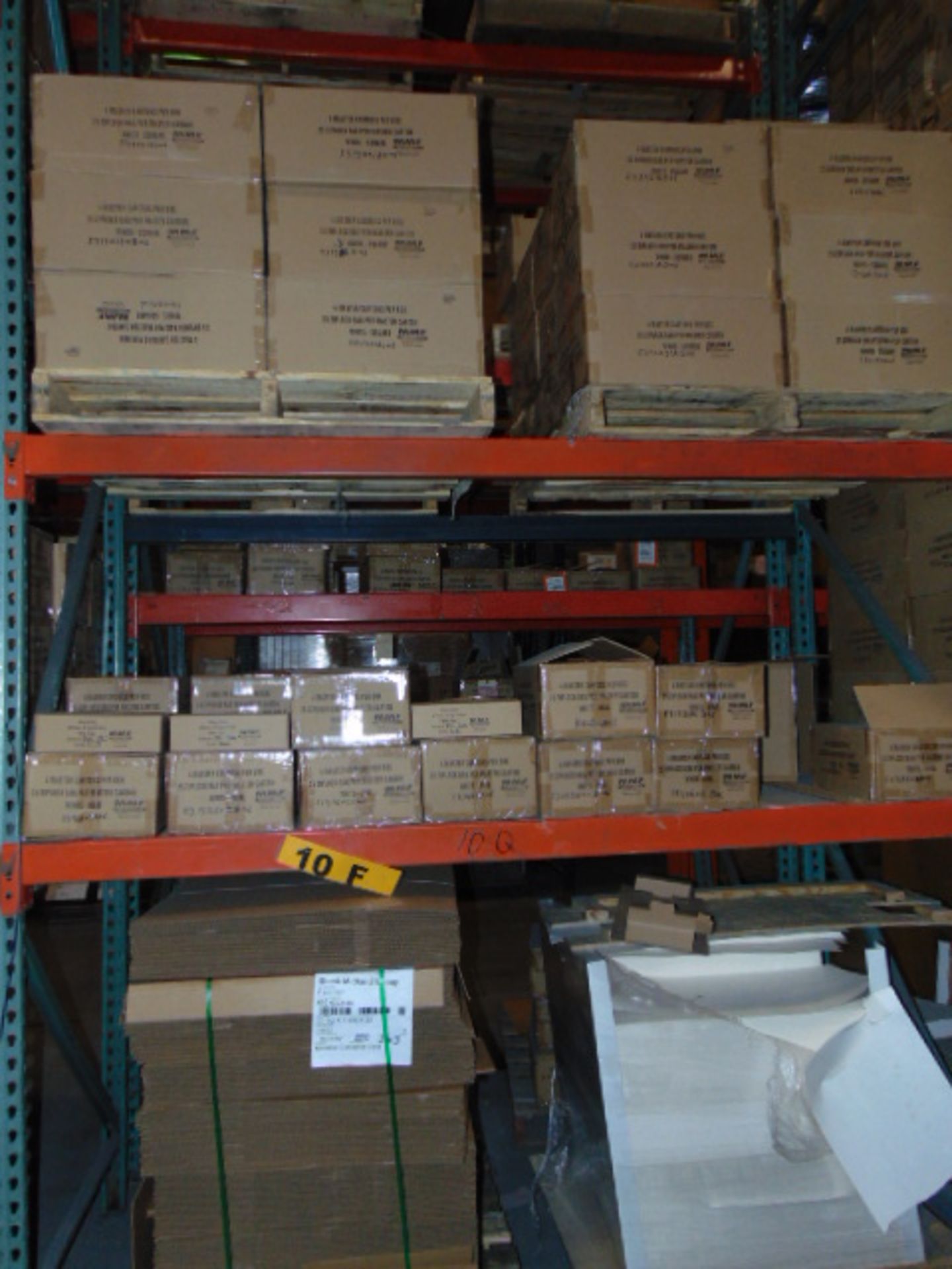 LOT CONTENTS OF PALLET RACKING SECTIONS (23) : steel parts, 3 x 5 followers, plastic hooks, - Image 9 of 43