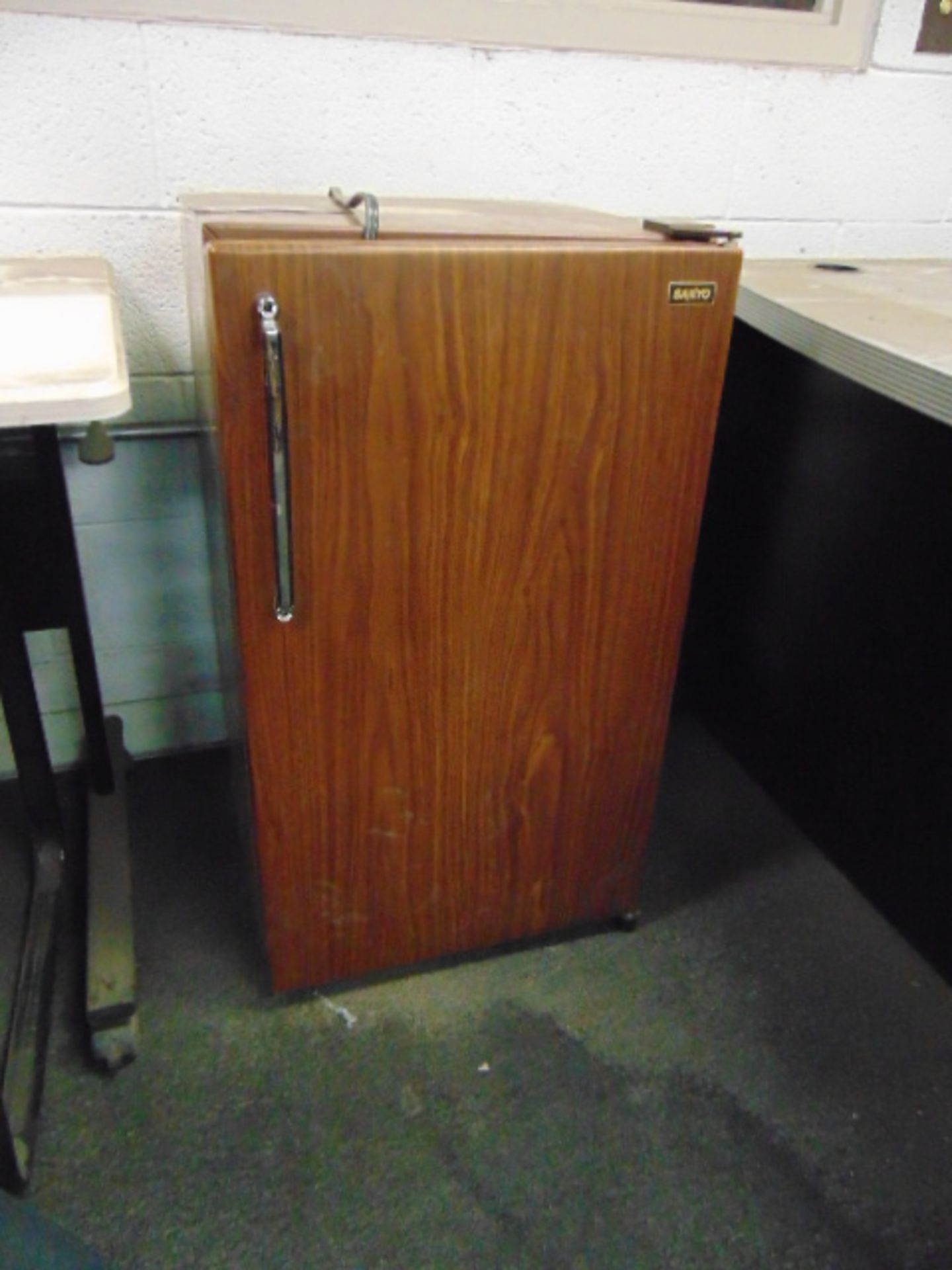 LOT CONSISTING OF: (2) L-shaped desks, file cabinet, mini refrigerator & (4) chairs - Image 4 of 5