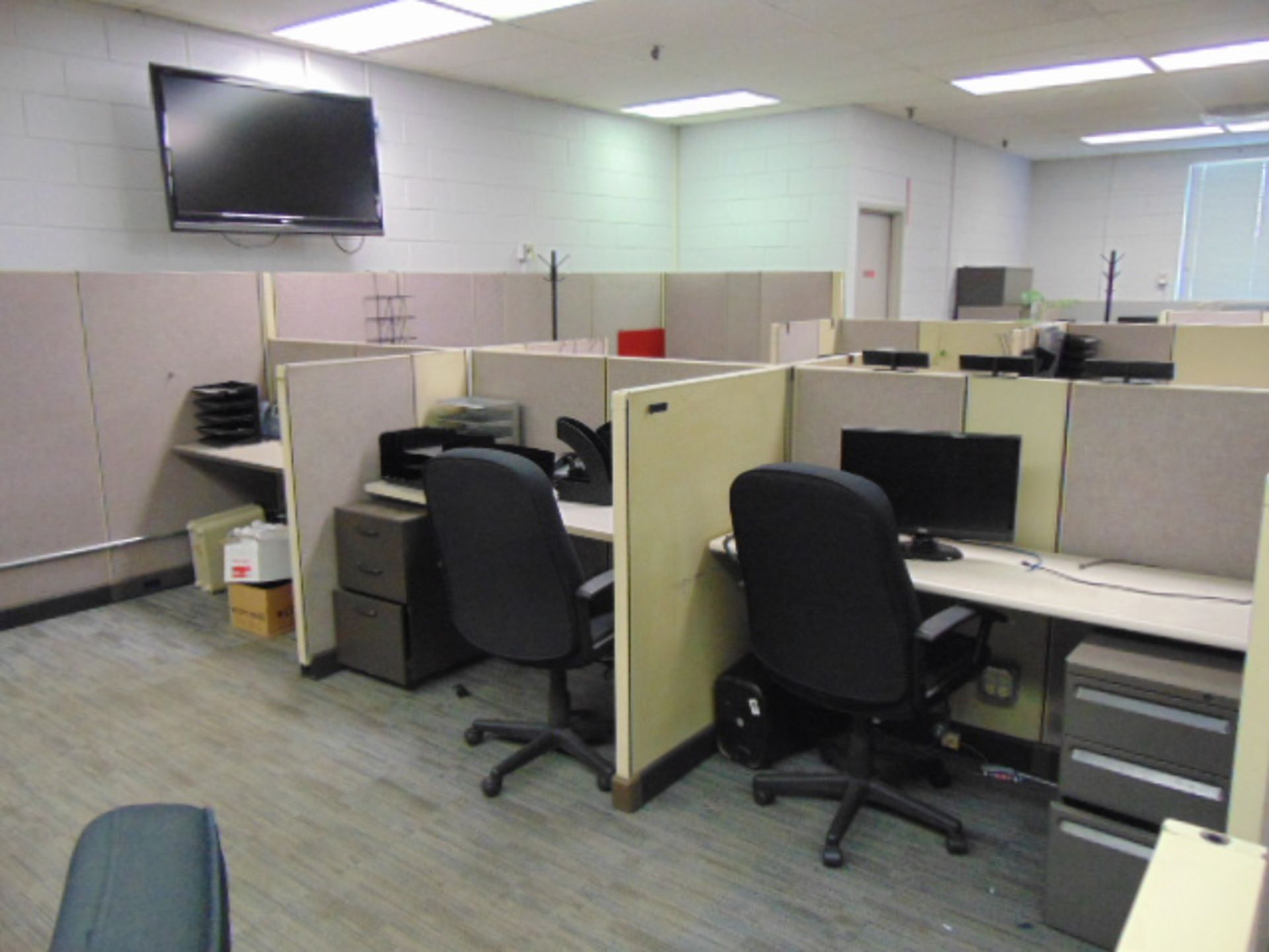 LOT OF OFFICE CUBICLES: (2) printers, (20) chairs, total of (23) desks - Image 5 of 9