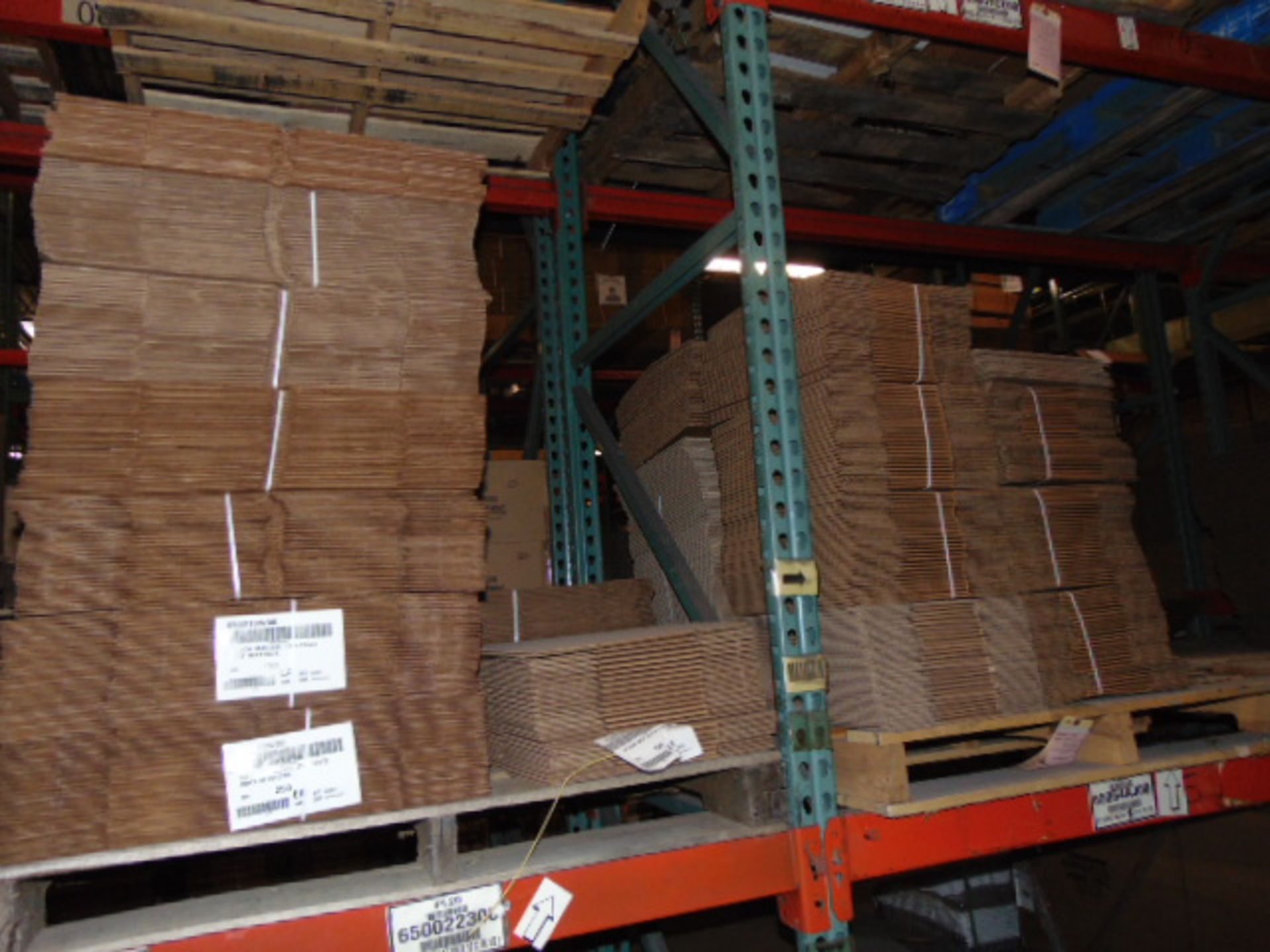 LOT CONTENTS OF PALLET RACKING SECTIONS (23) : steel parts, 3 x 5 followers, plastic hooks, - Image 40 of 43