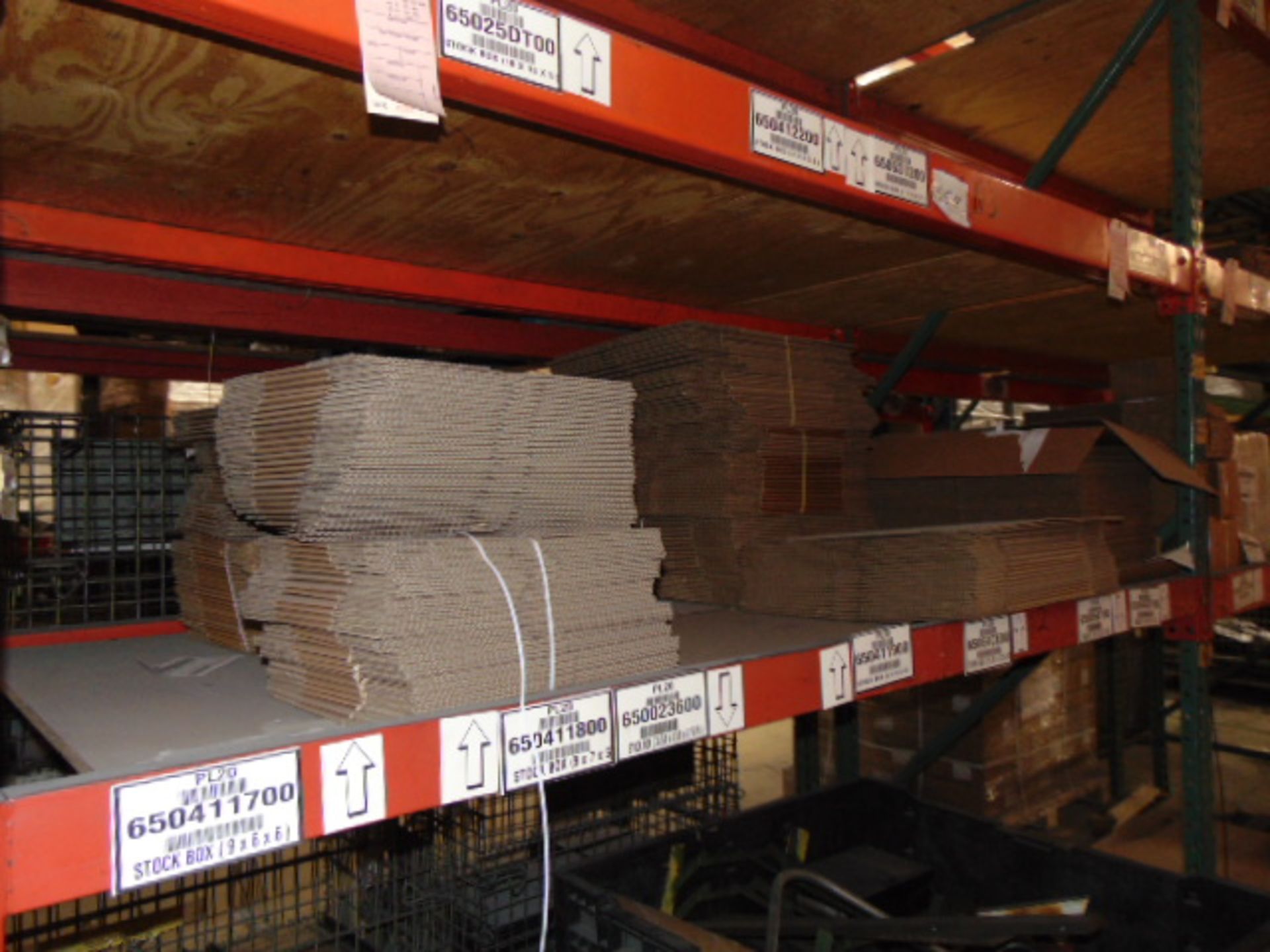 LOT CONTENTS OF PALLET RACKING SECTIONS (24) : assorted steel parts & cardboard (no racks) - Image 15 of 21