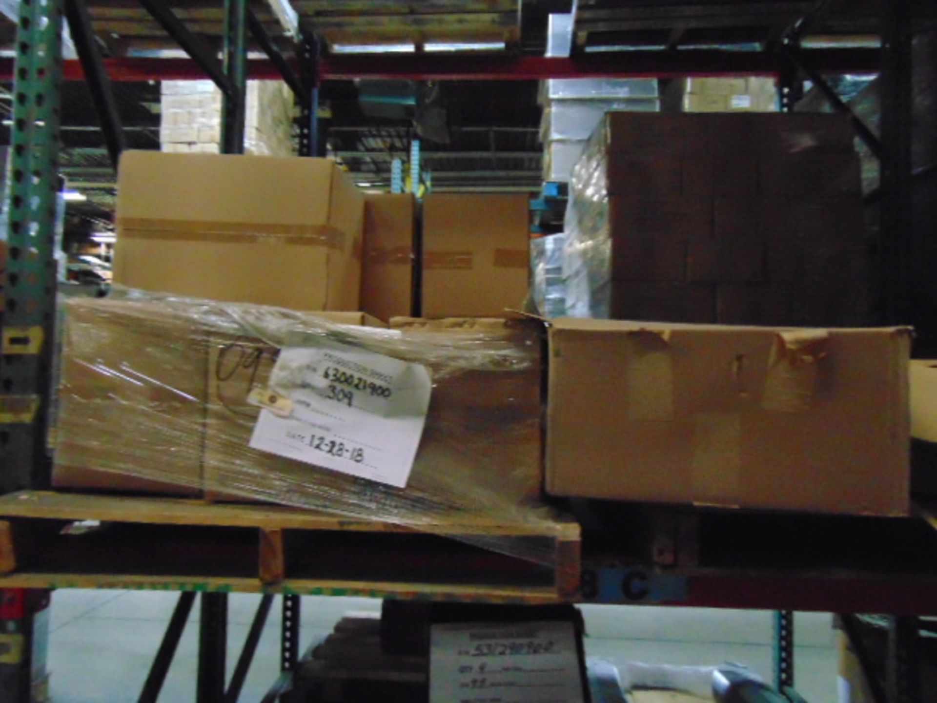 LOT CONTENTS OF PALLET RACKING SECTIONS (24) : steel parts, 3 x 5 followers, plastic hooks, - Image 31 of 33