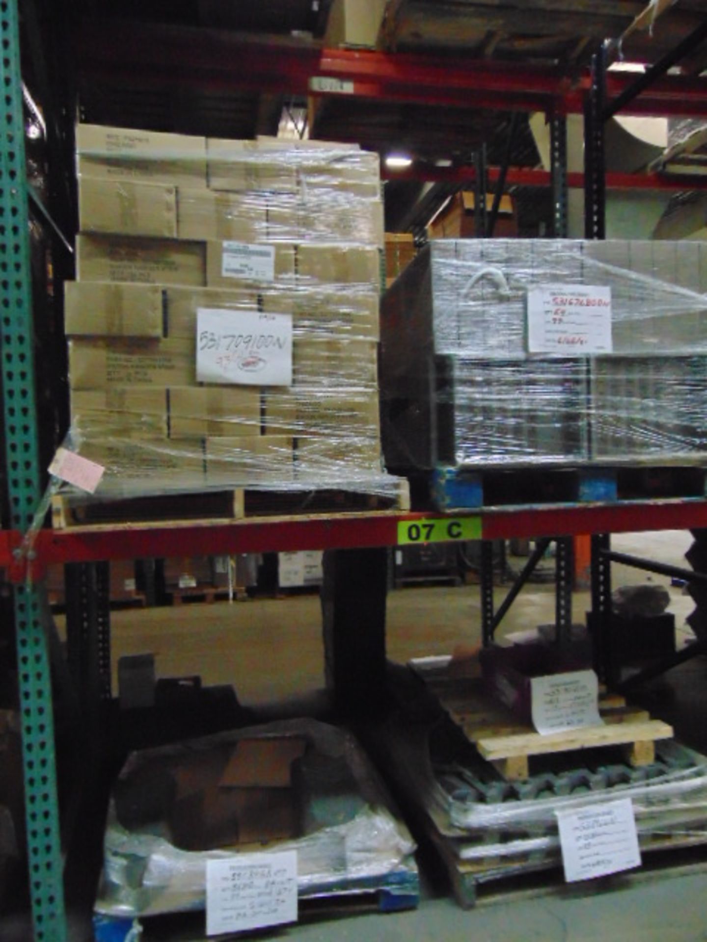 LOT CONTENTS OF PALLET RACKING SECTIONS (24) : steel parts, 3 x 5 followers, plastic hooks, - Image 6 of 33