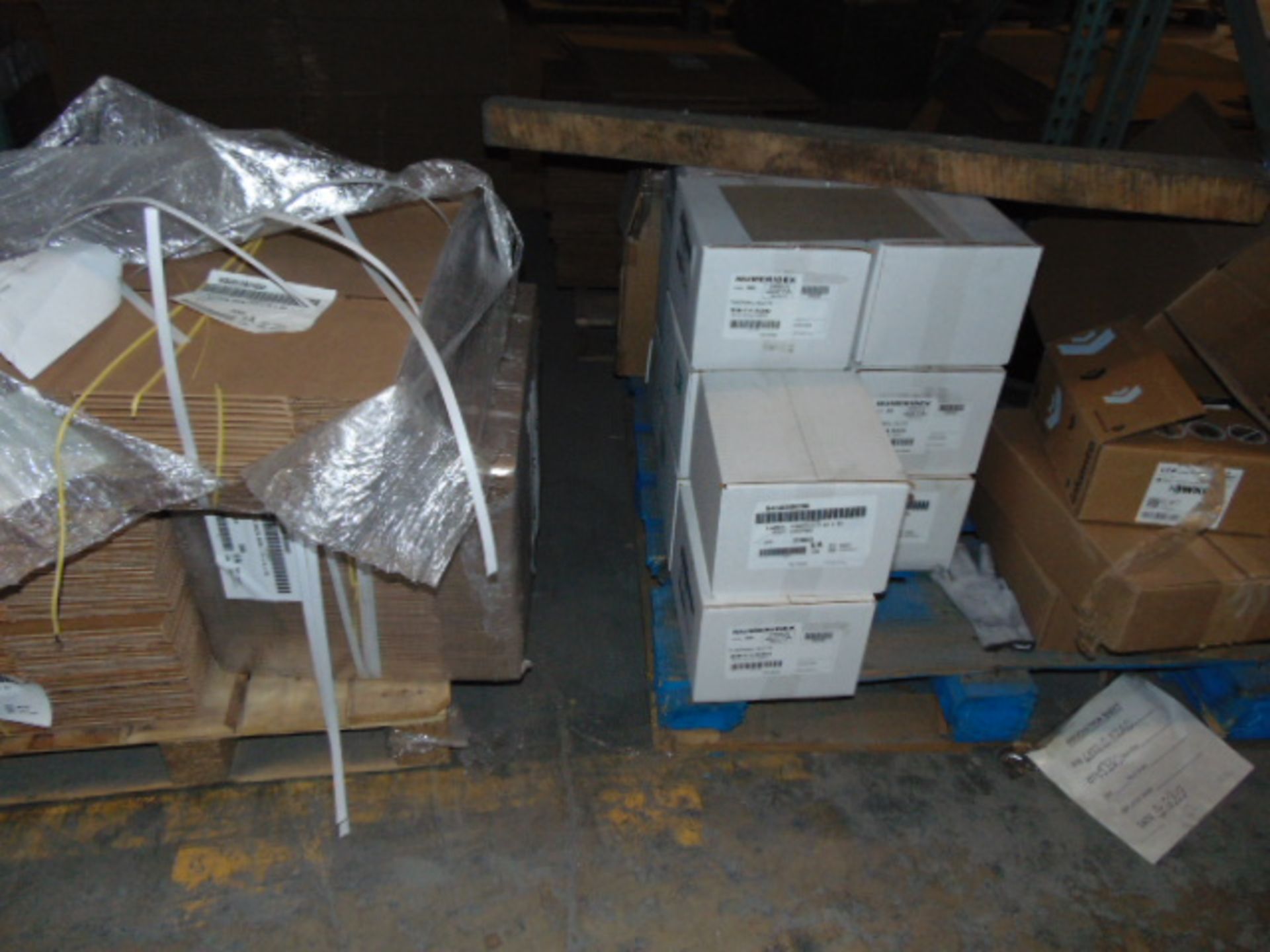 LOT CONTENTS OF PALLET RACKING SECTIONS (23) : steel parts, 3 x 5 followers, plastic hooks, - Image 43 of 43