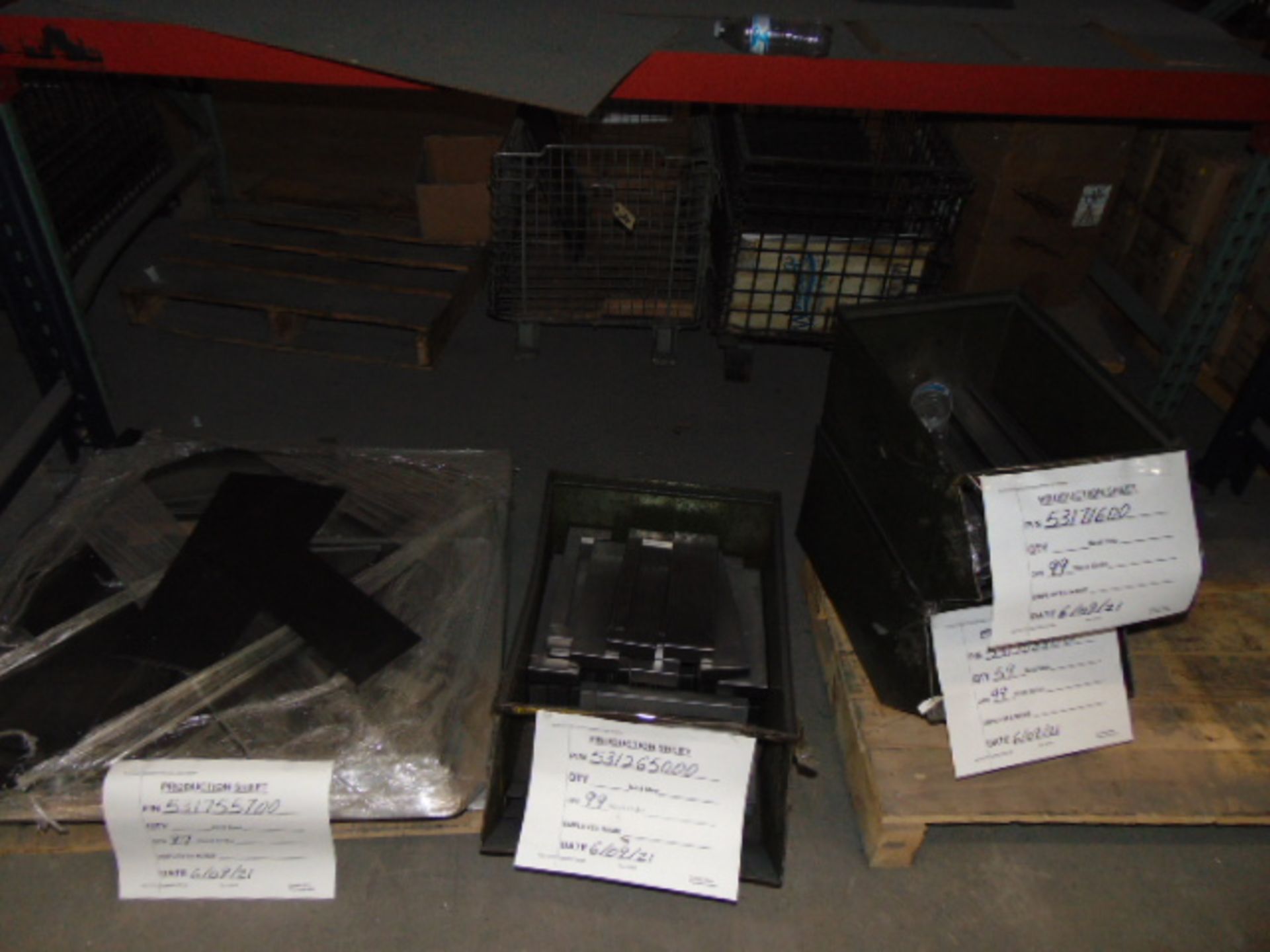 LOT CONTENTS OF PALLET RACKING SECTIONS (24) : steel parts, 3 x 5 followers, plastic hooks, - Image 11 of 33