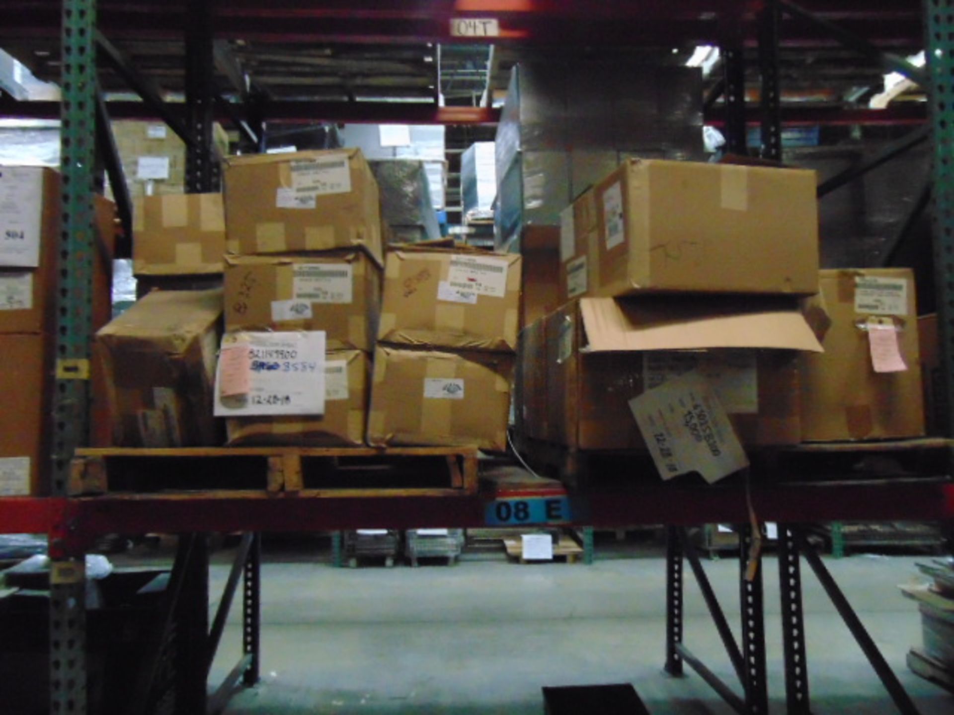 LOT CONTENTS OF PALLET RACKING SECTIONS (24) : steel parts, 3 x 5 followers, plastic hooks, - Image 27 of 33